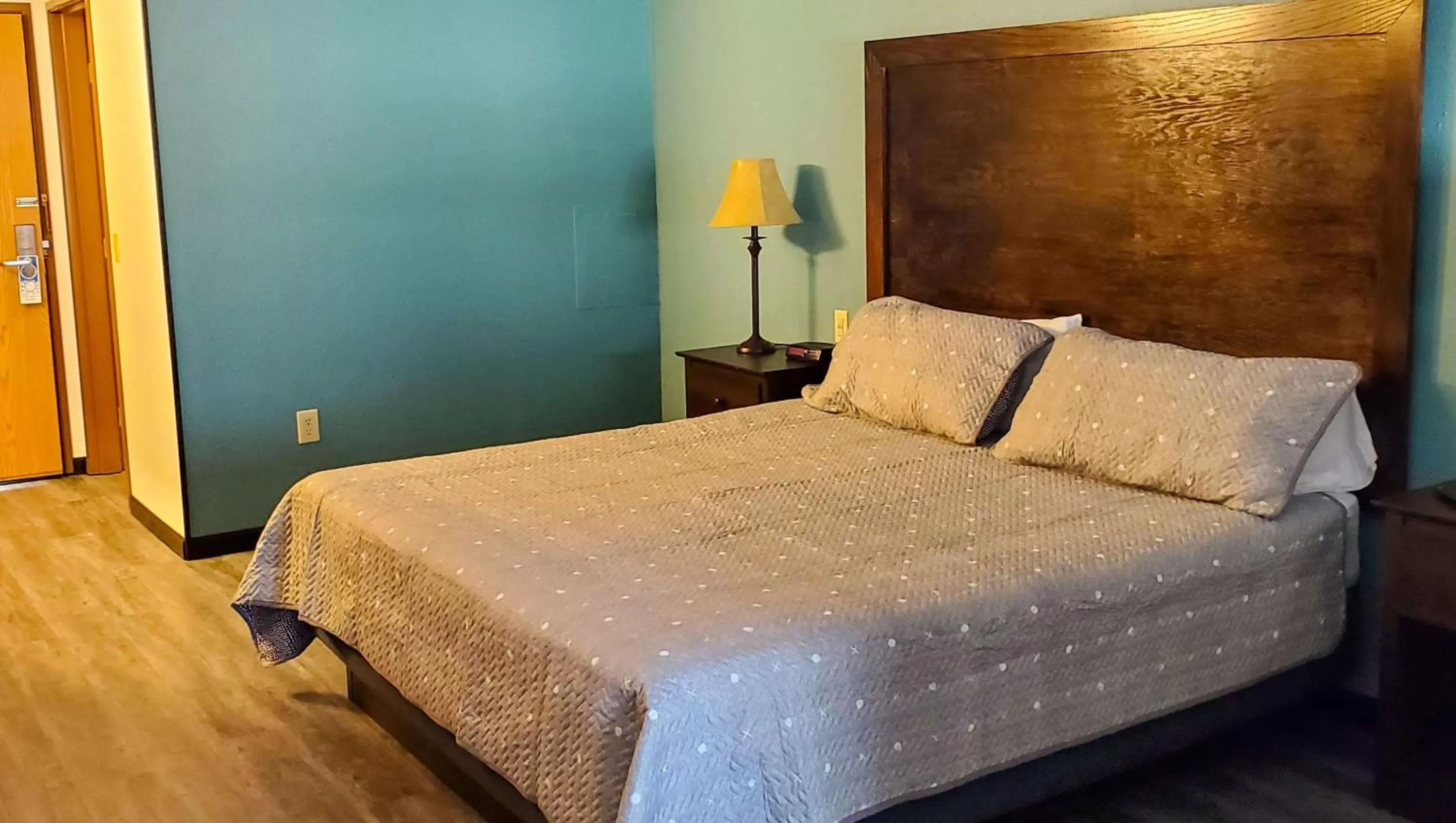 Photo of the whole room, Bed in Jasper Ridge Inn Ishpeming