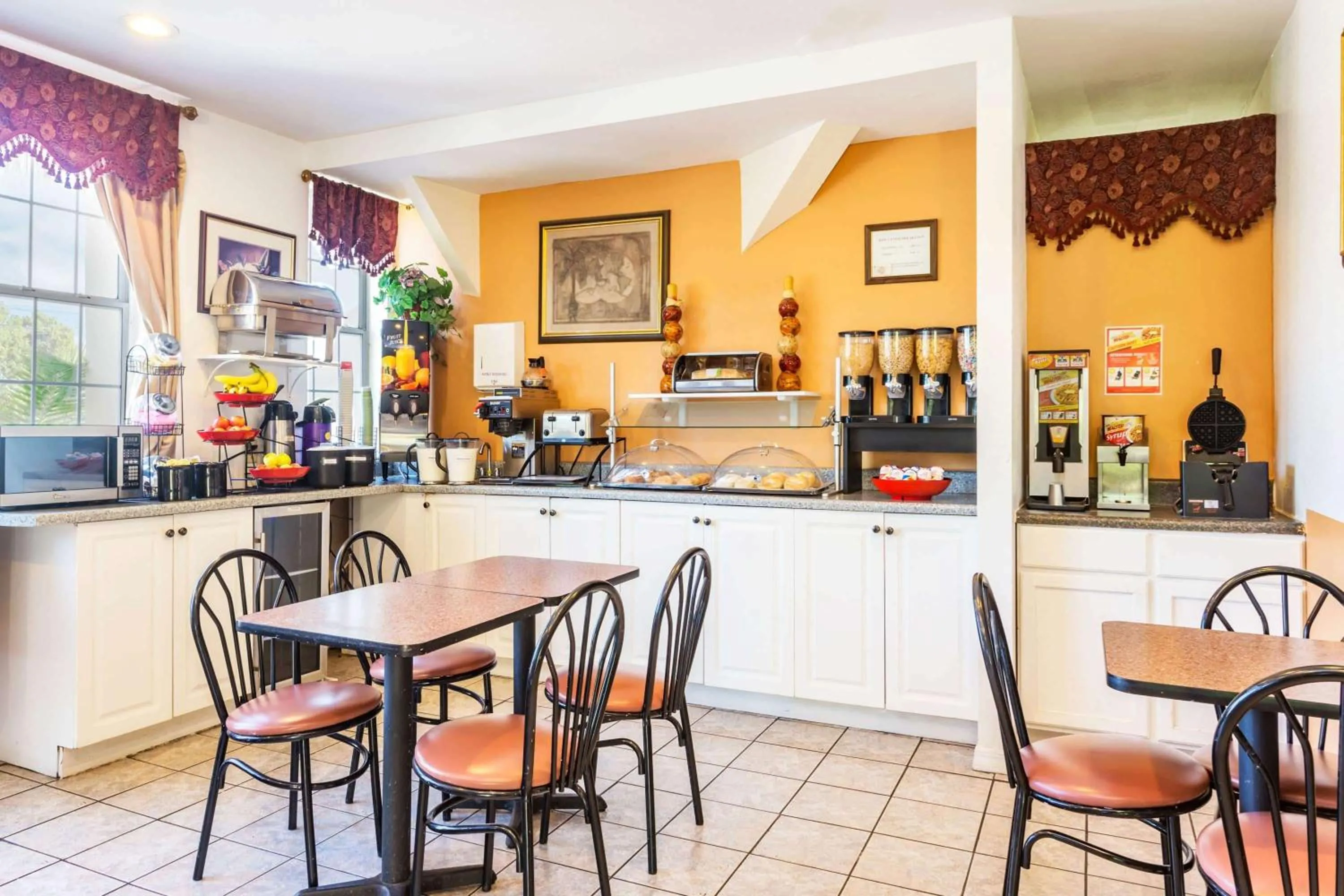 Restaurant/Places to Eat in Howard Johnson by Wyndham Lake City