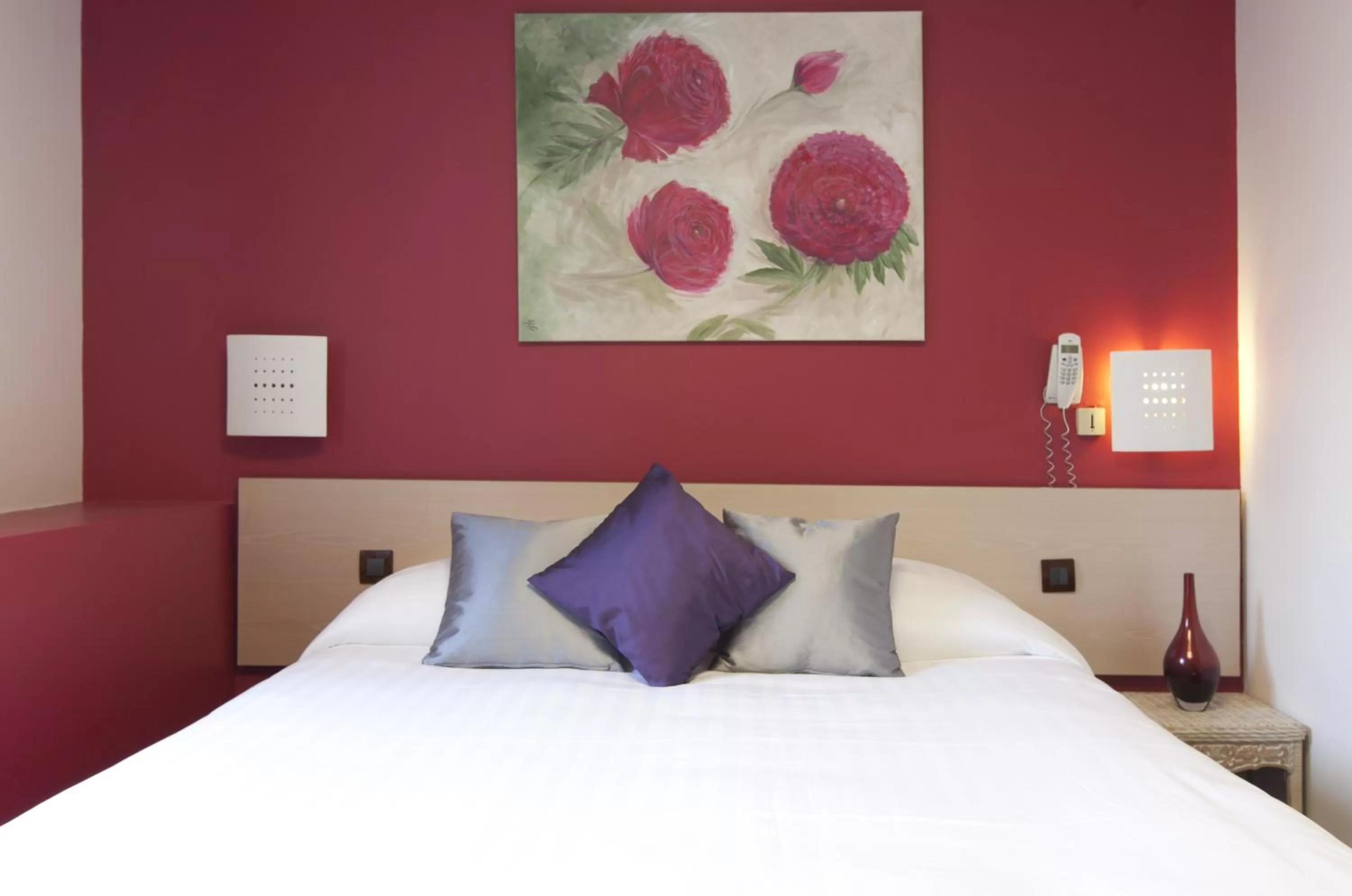 Bed in Logis Hôtel Duquesne