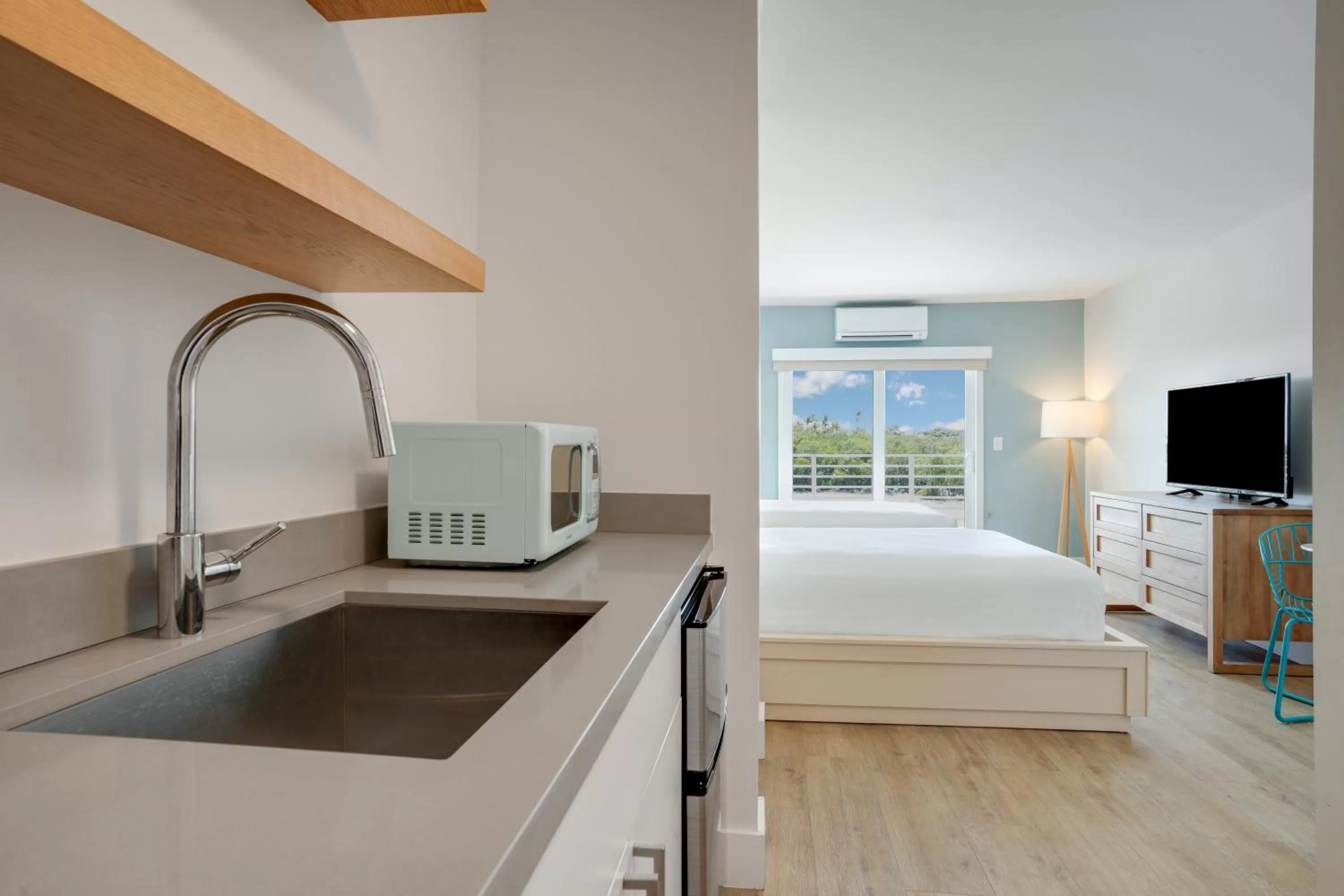 minibar, Bed in Fisher Inn Resort & Marina