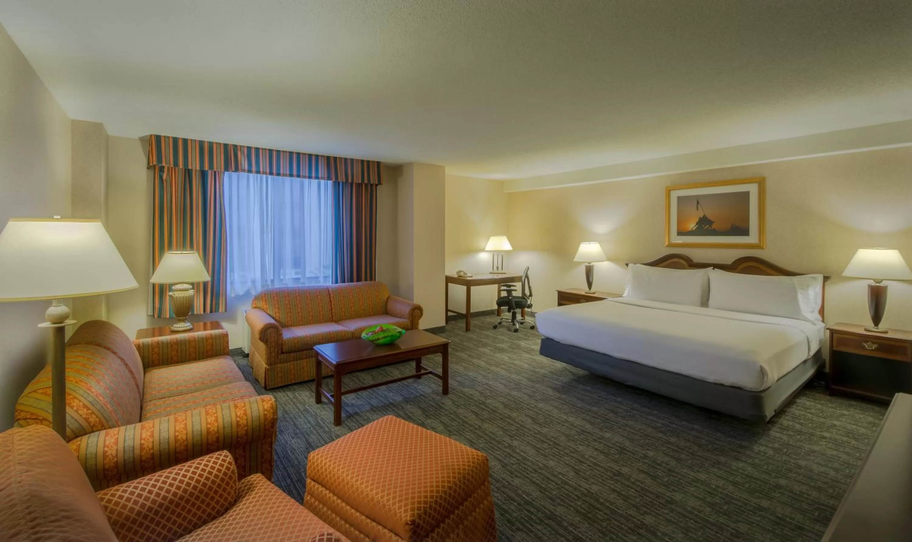 Photo of the whole room, Bed in Holiday Inn Arlington at Ballston by IHG