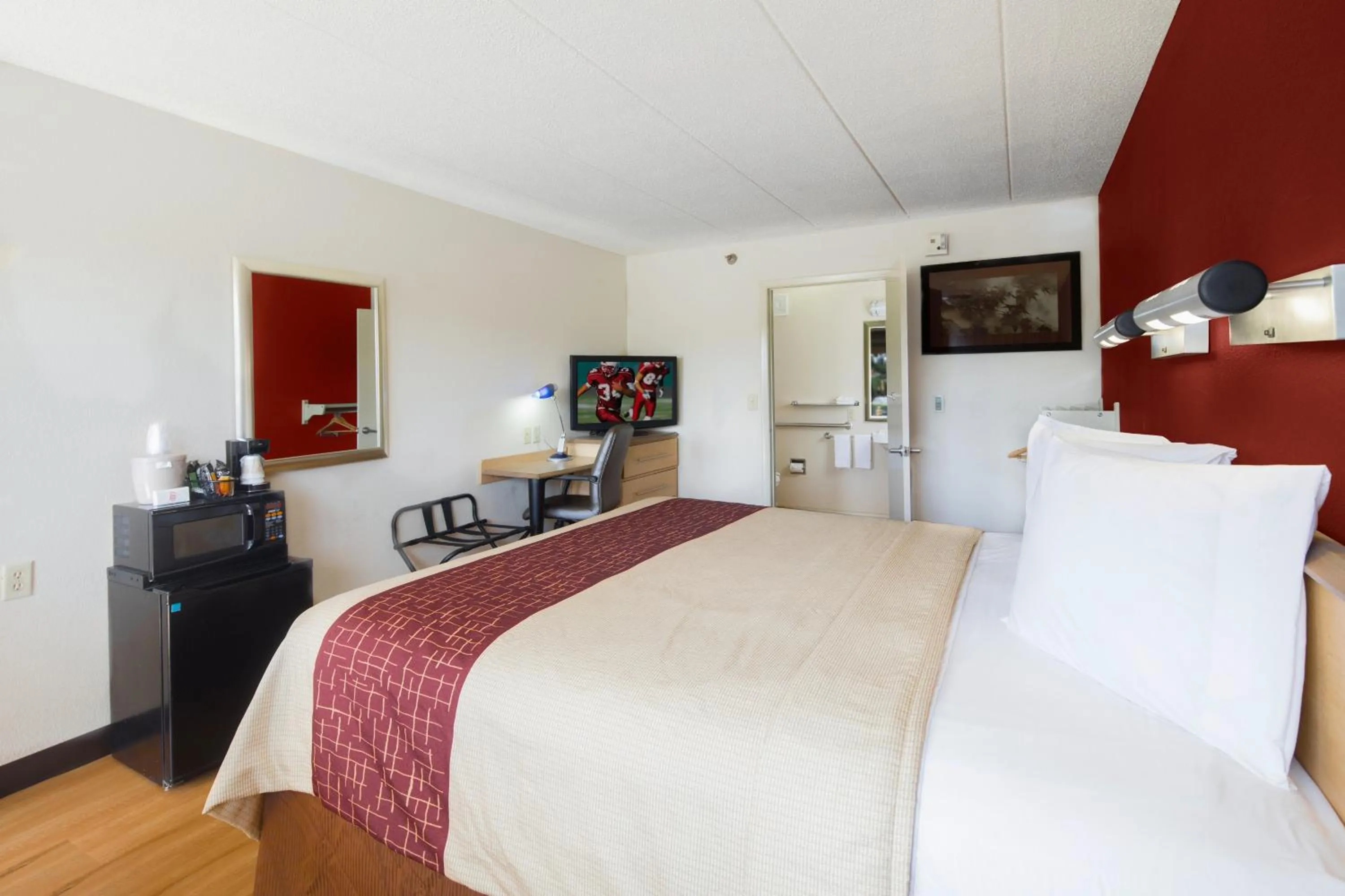 Photo of the whole room in Red Roof Inn Cincinnati Northeast - Blue Ash