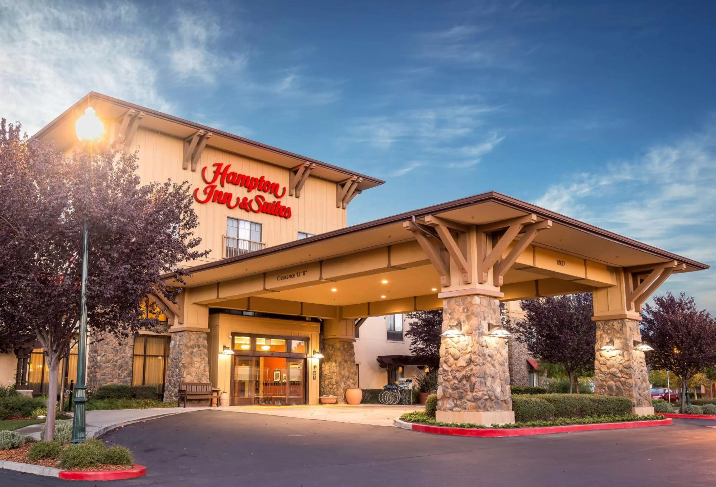 Property building in Hampton Inn & Suites Windsor-Sonoma Wine Country