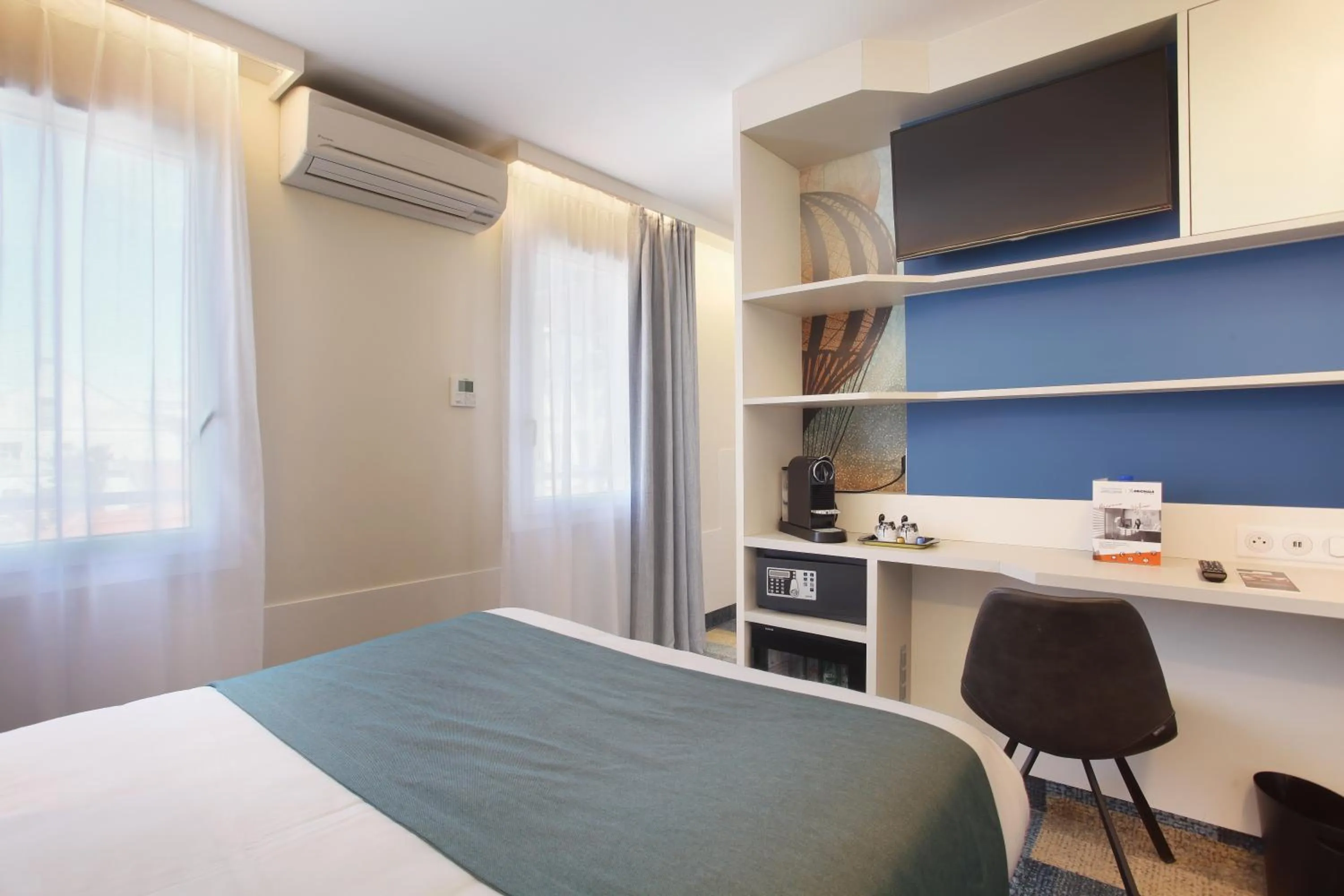 Bed in Hotel Apolonia Paris Mouffetard, Sure Hotel Collection by Best Western