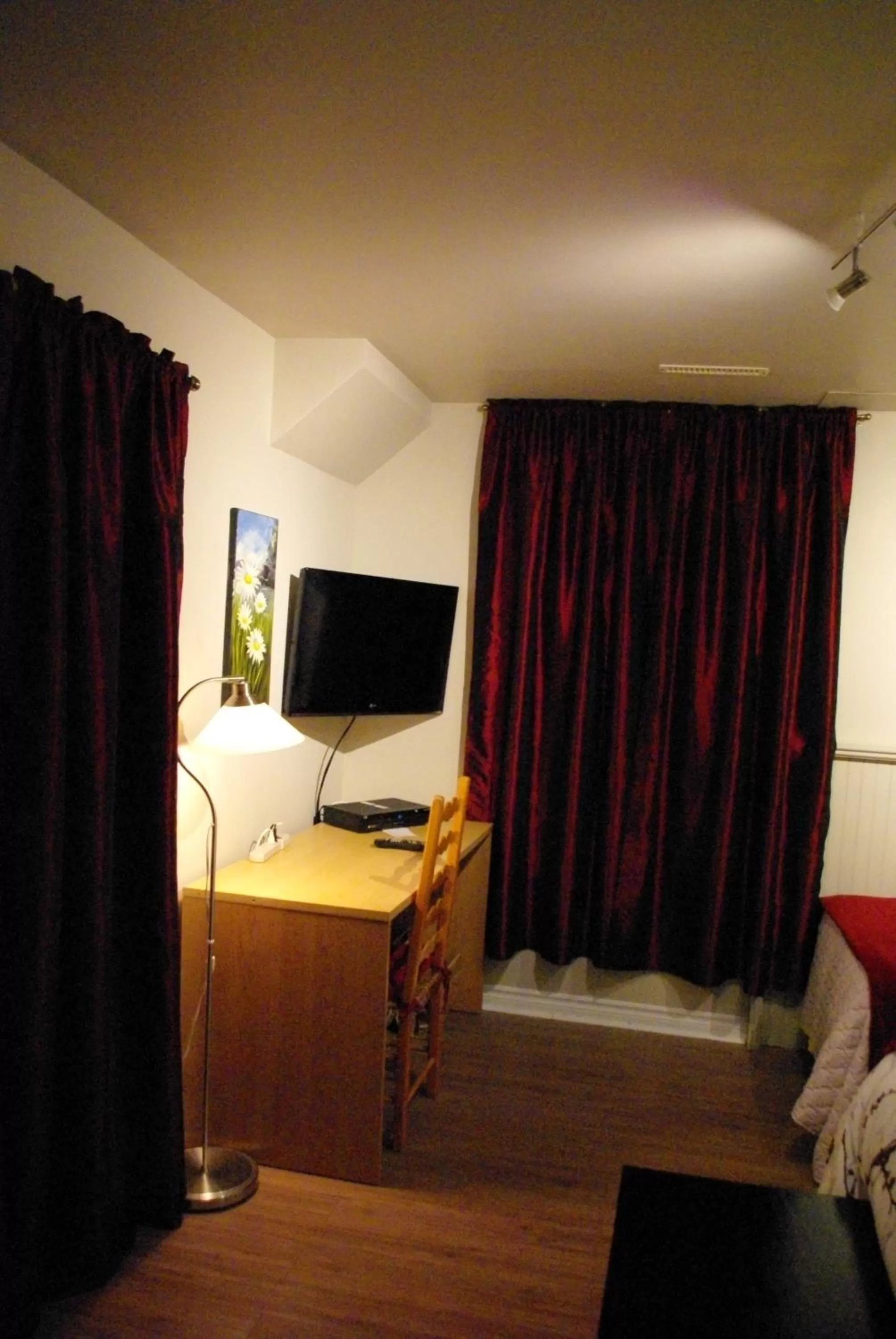 Seating area, TV/Entertainment Center in Atelier Galerie Anne Drouin Peinture & Pension