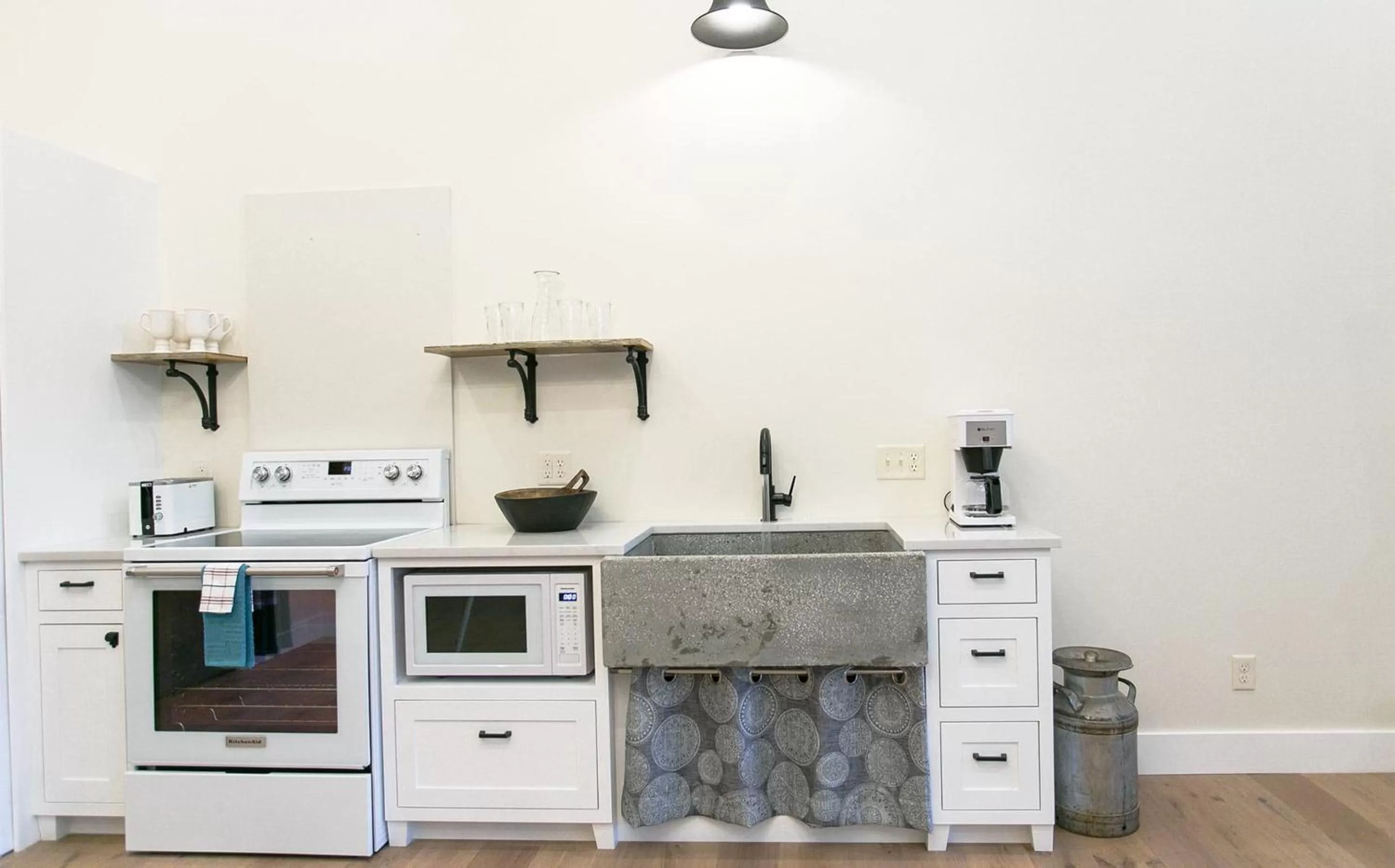 Kitchen or kitchenette, Kitchen/Kitchenette in Farmhouse Suites by Amish Country Lodging