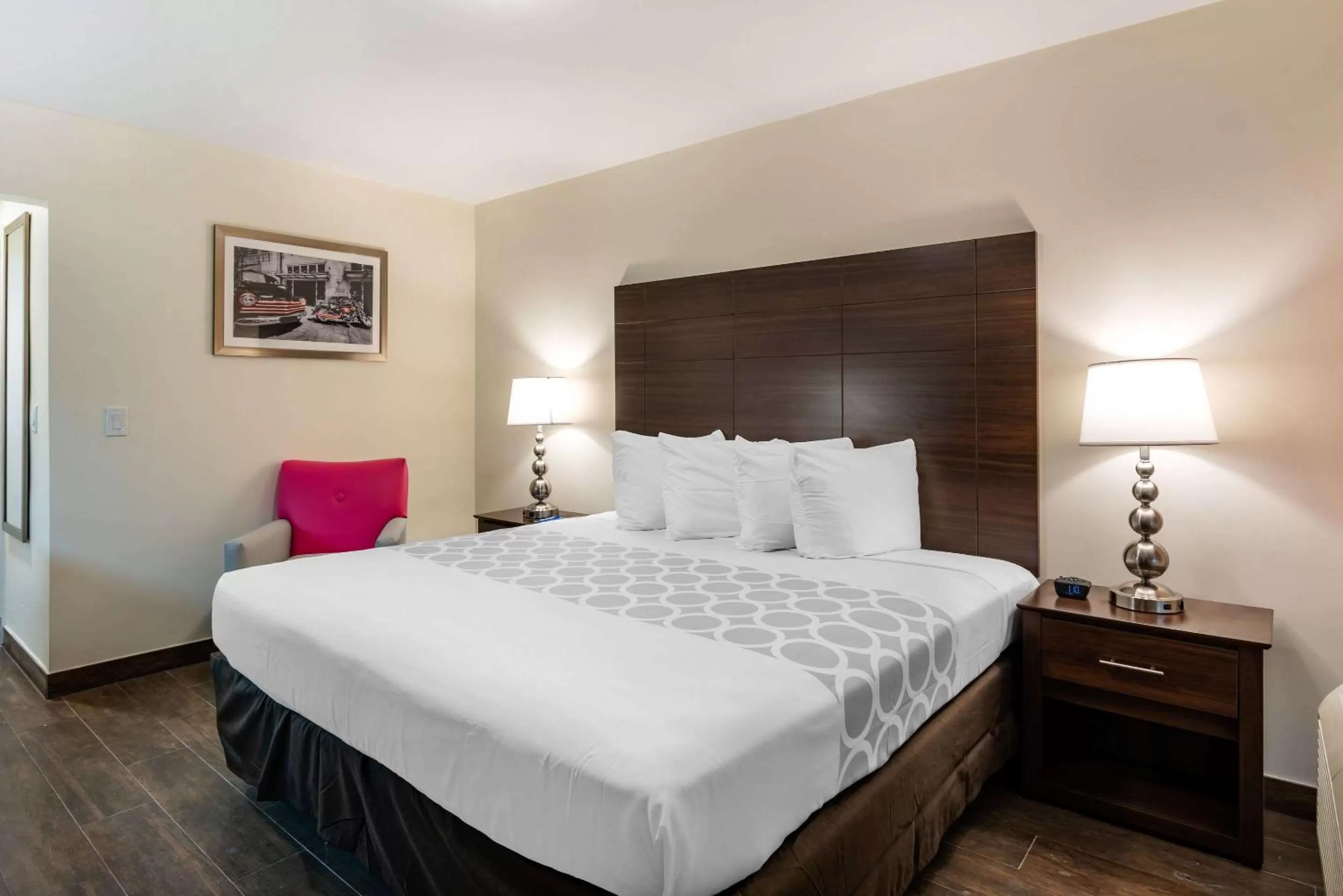 Photo of the whole room, Bed in Downtown Hollywood Gardens Inn & Suites