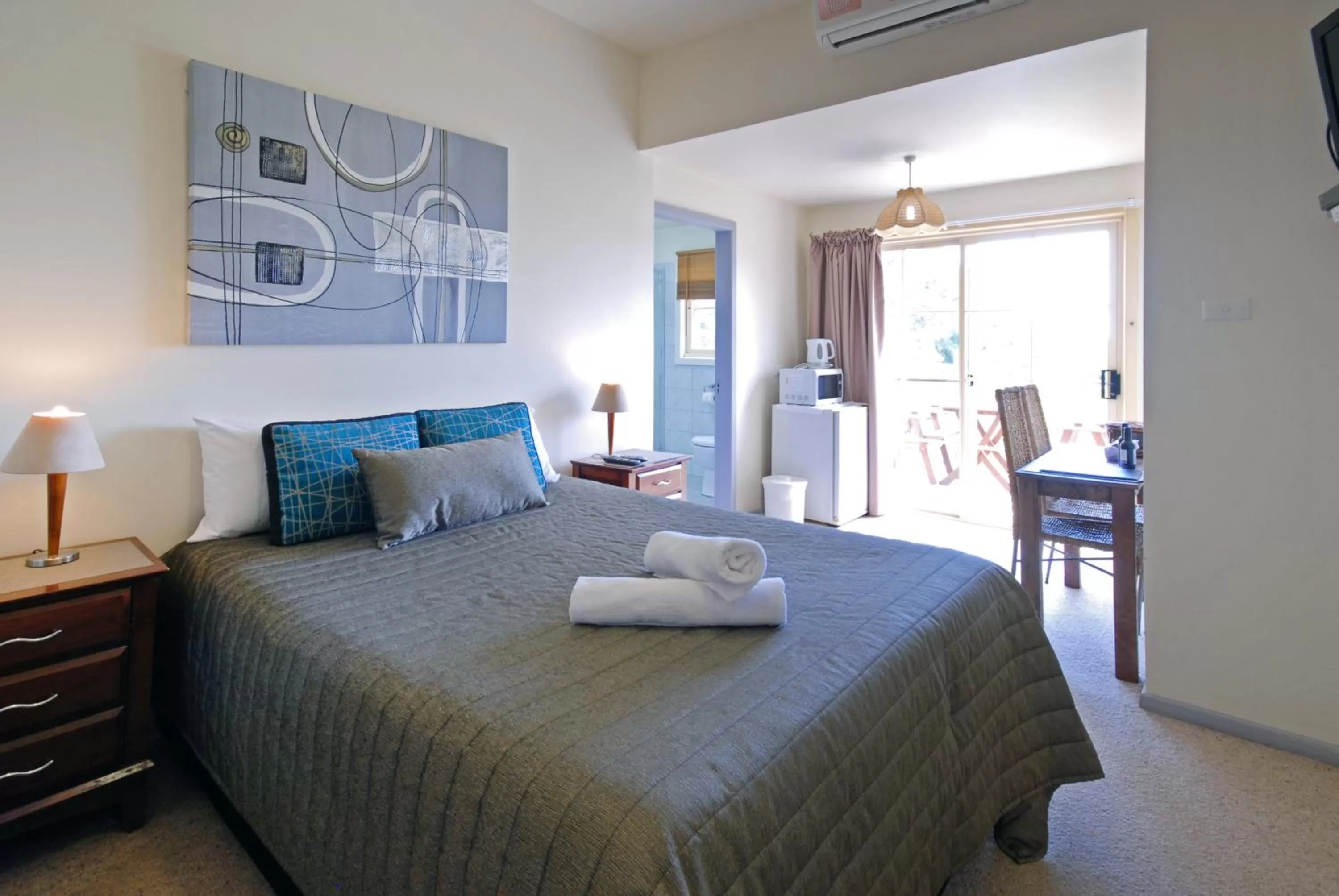 Bed in Riverview Boutique Motel