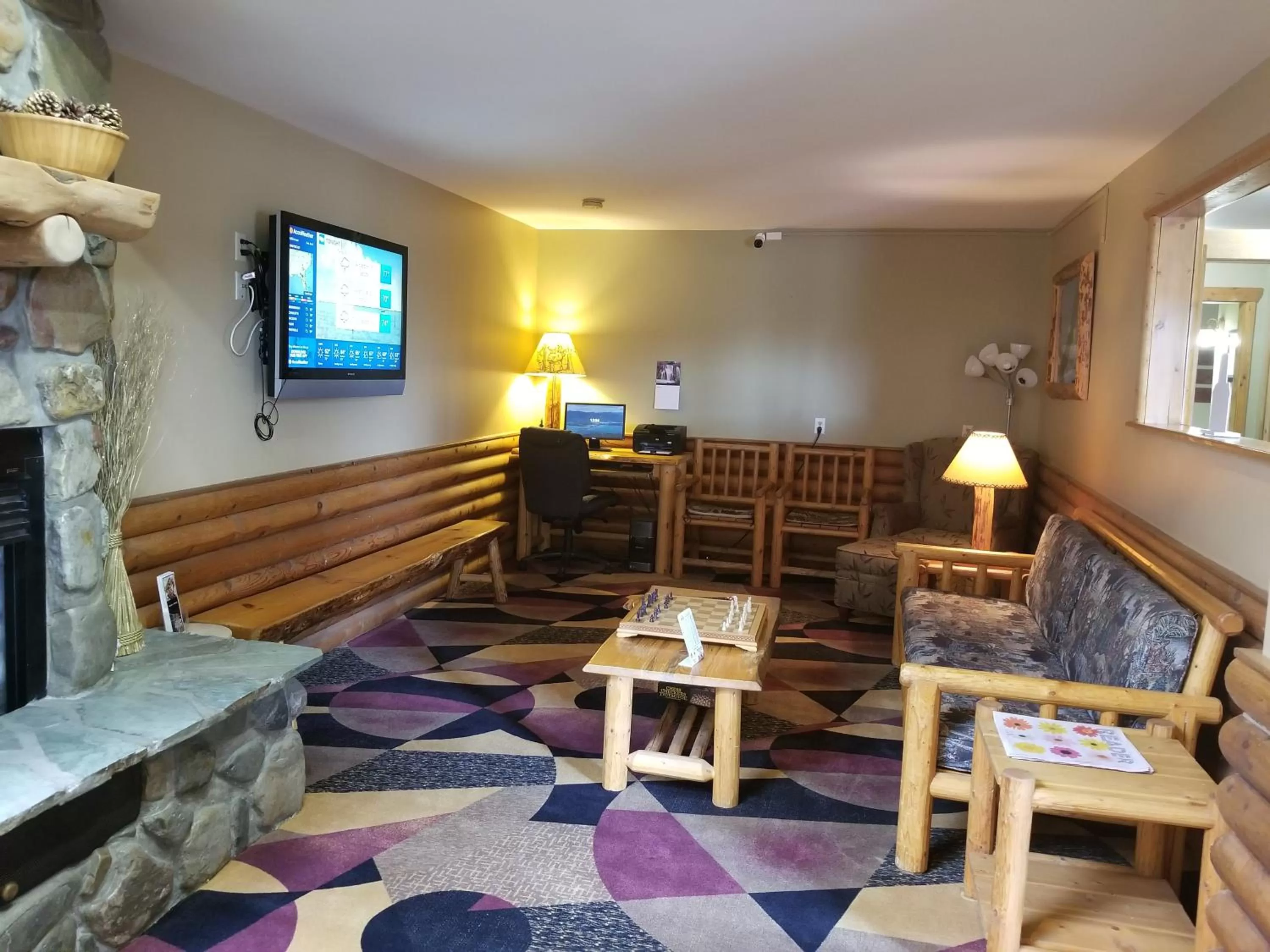 Communal lounge/ TV room in Days Inn by Wyndham Sandpoint