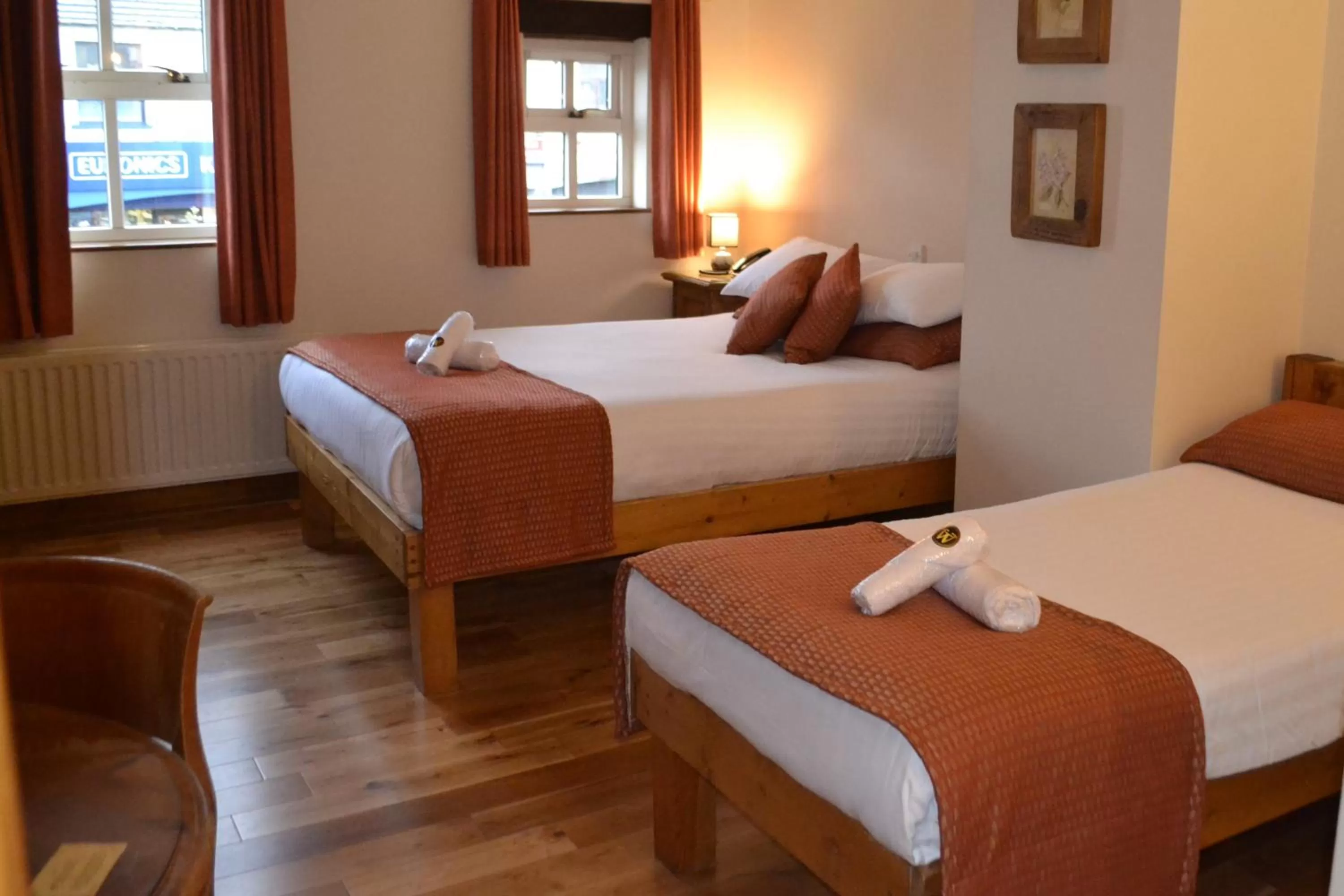 Photo of the whole room, Bed in Walsh's Hotel and Apartments