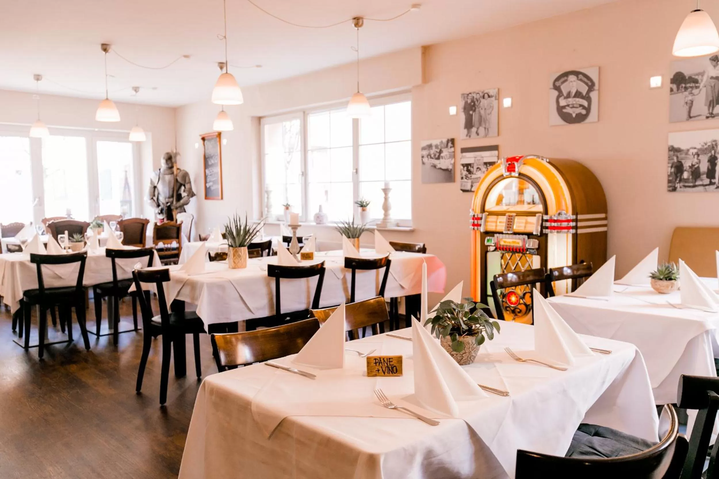 Restaurant/places to eat in Burgers Hotel