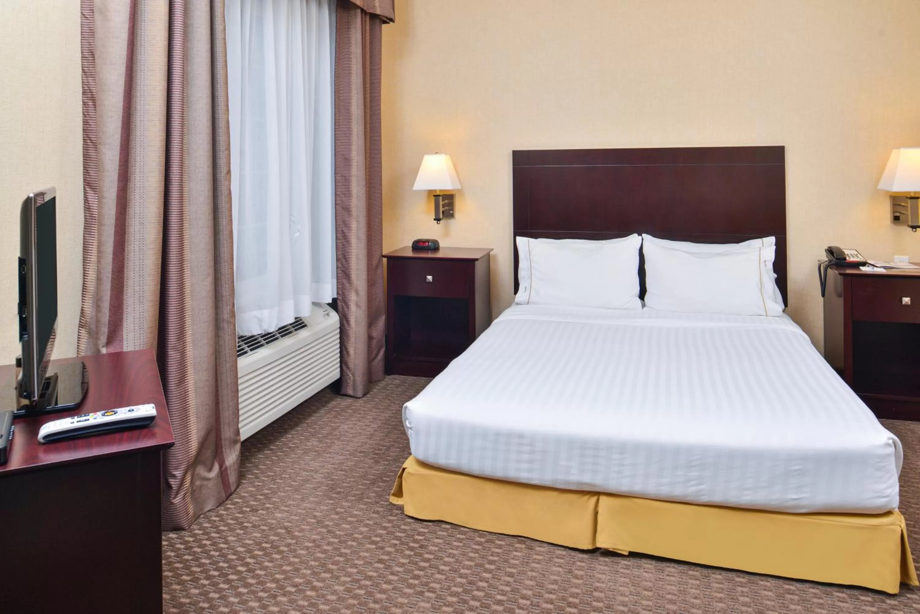 King Suite Deluxe Accessible Tub - Non-Smoking in Holiday Inn Express Hotel & Suites Portland - Jantzen Beach, an IHG Hotel