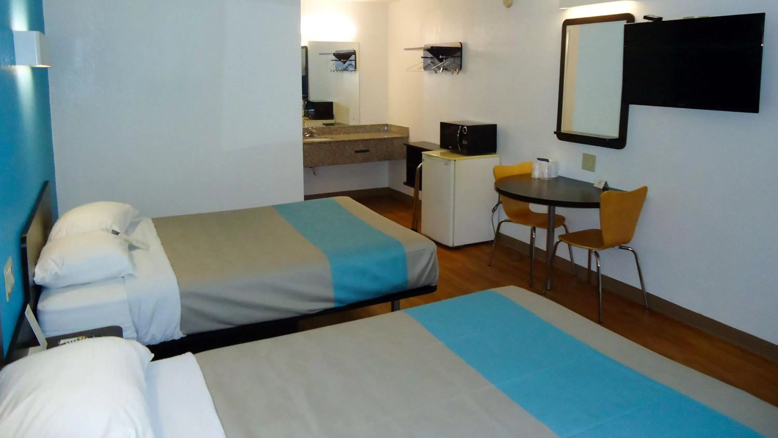 TV and multimedia, Bed in Motel 6-Kingston, TN