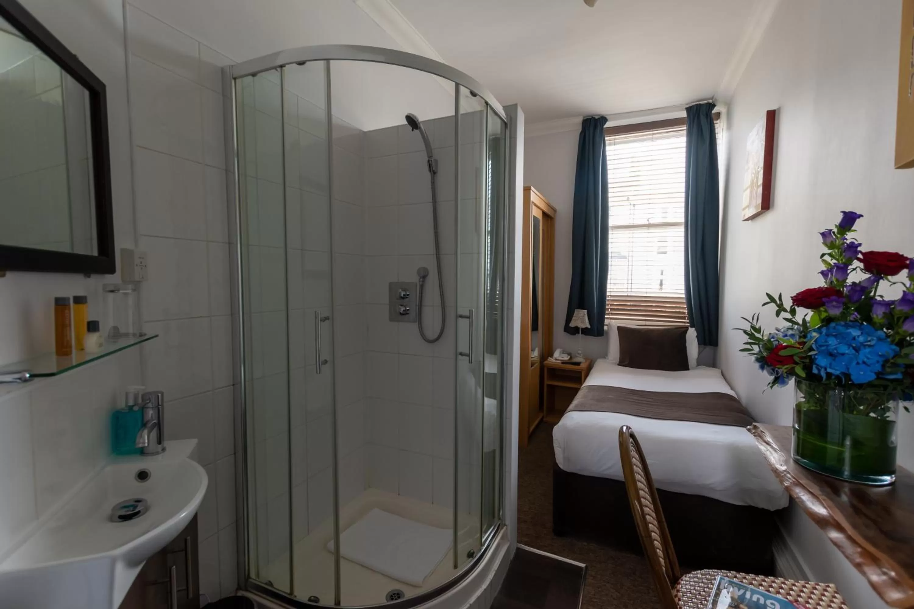 Bathroom, Bed in New Steine Hotel - B&B