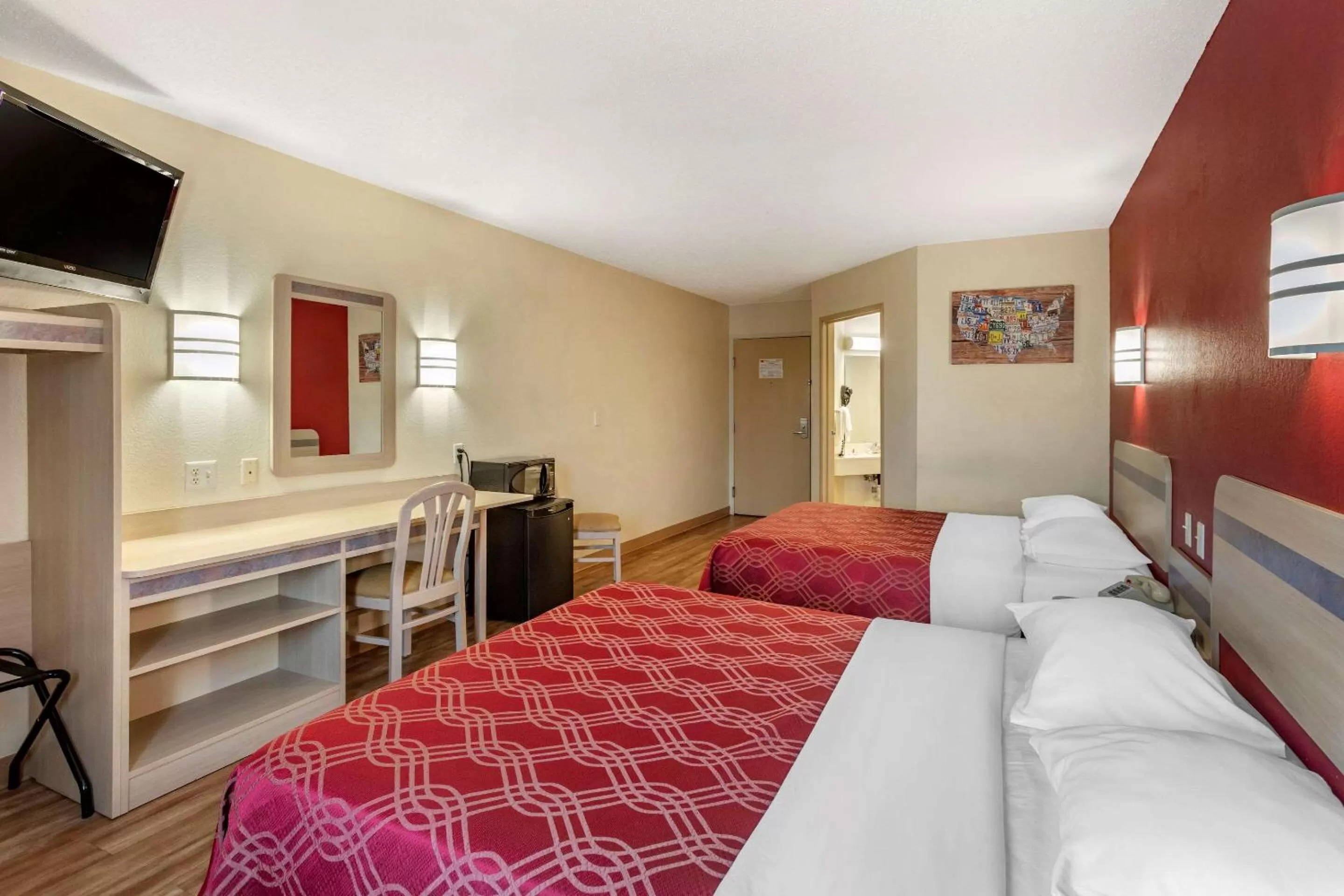 Photo of the whole room, Bed in Econo Lodge