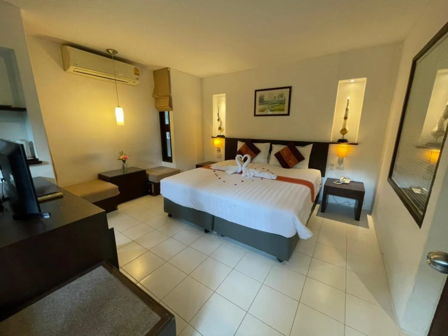 Photo of the whole room, Bed in Evergreen Resort