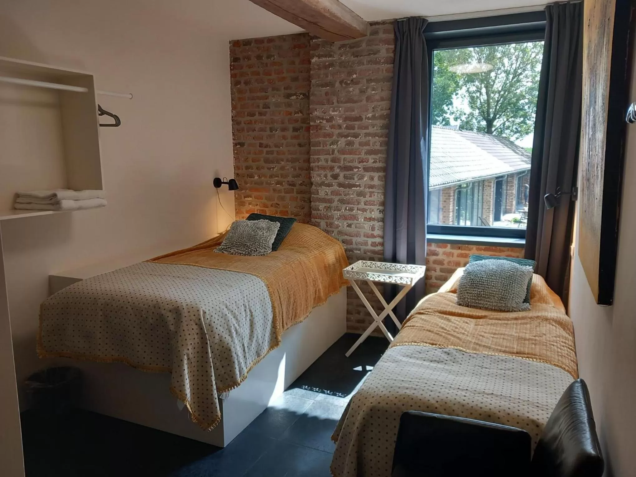 Bed in Meschermolen, overnachten in de schuur
