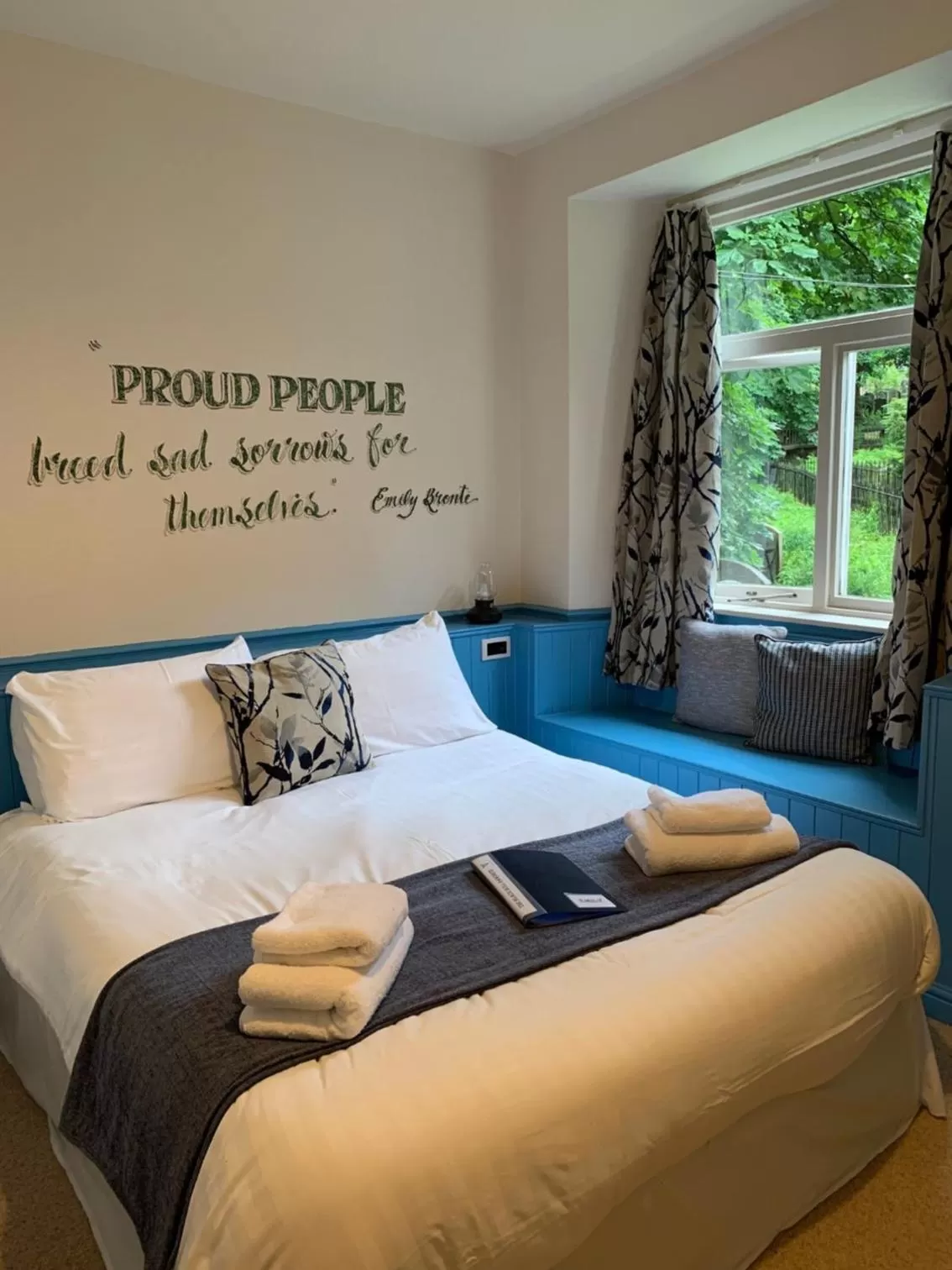 Bedroom, Bed in Black Bull Inn