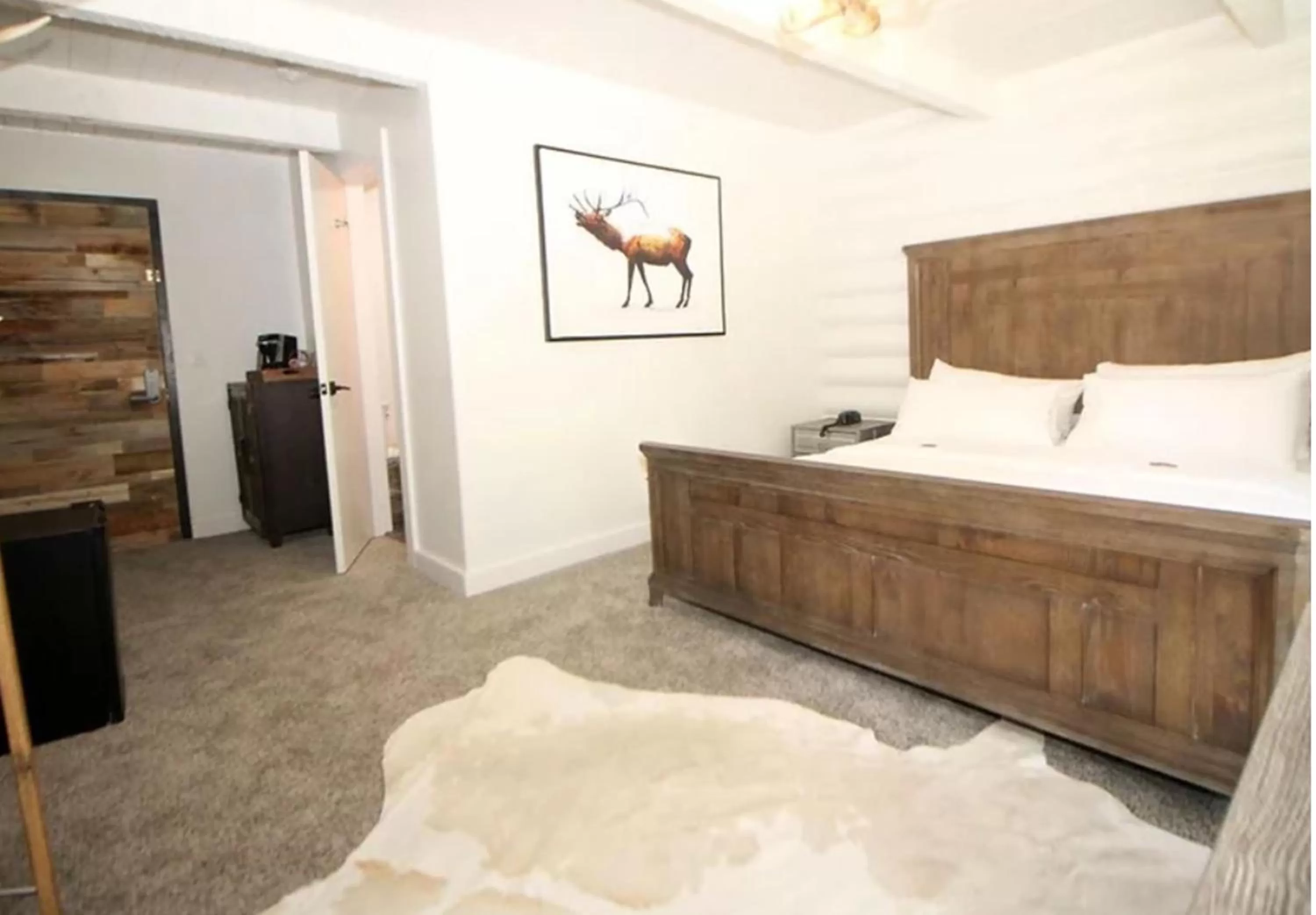 Bed in Alaskan Inn and Spa