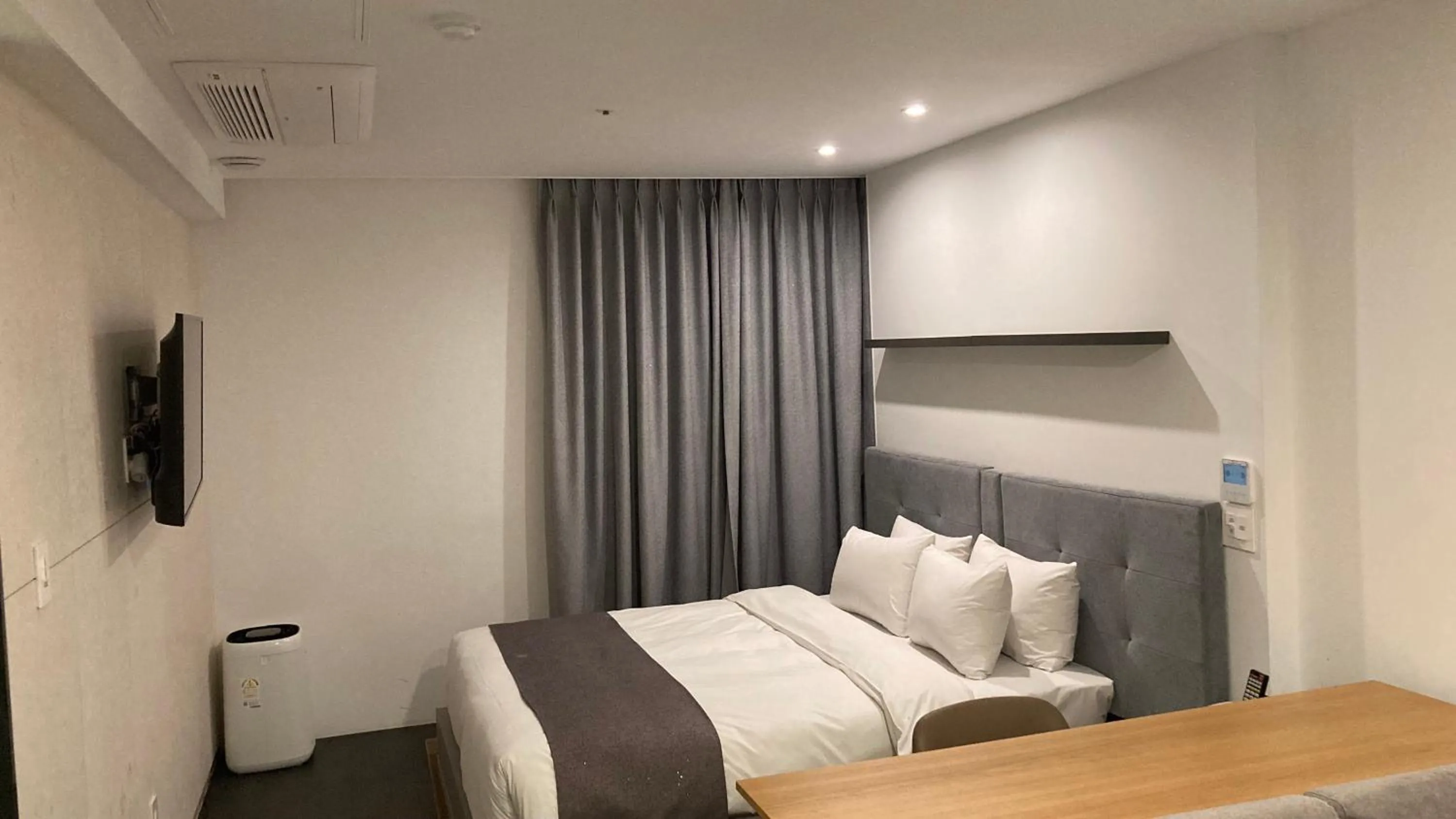 Bed in Hotel Noblestay