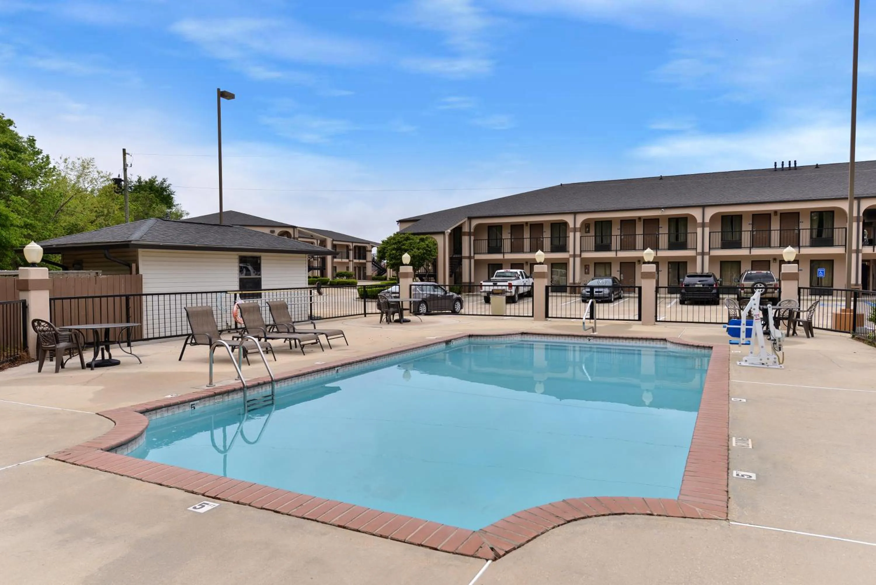 Swimming pool in Mockingbird Inn & Suites