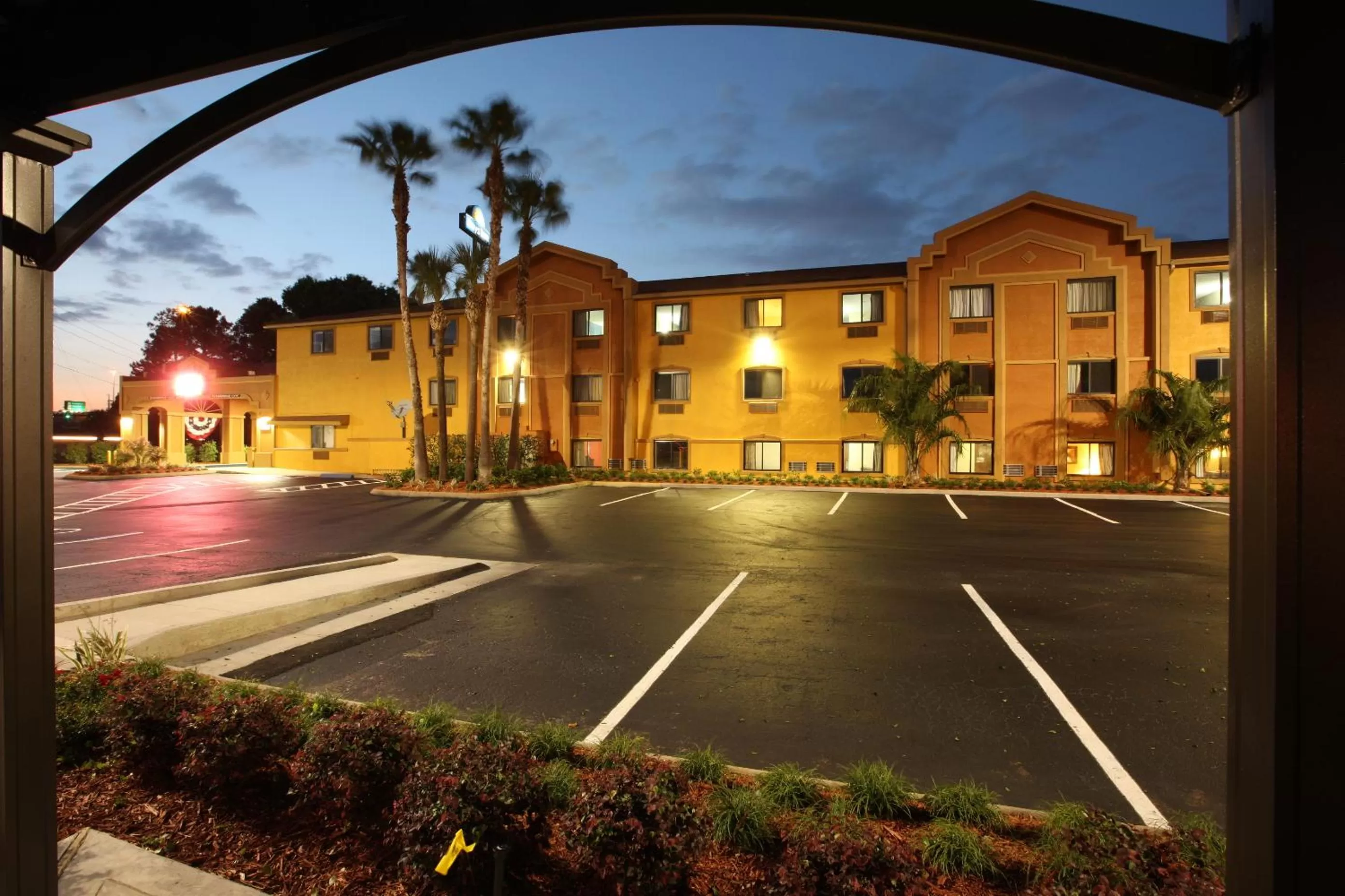 Facade/entrance in Days Inn by Wyndham Orange Park/Jacksonville