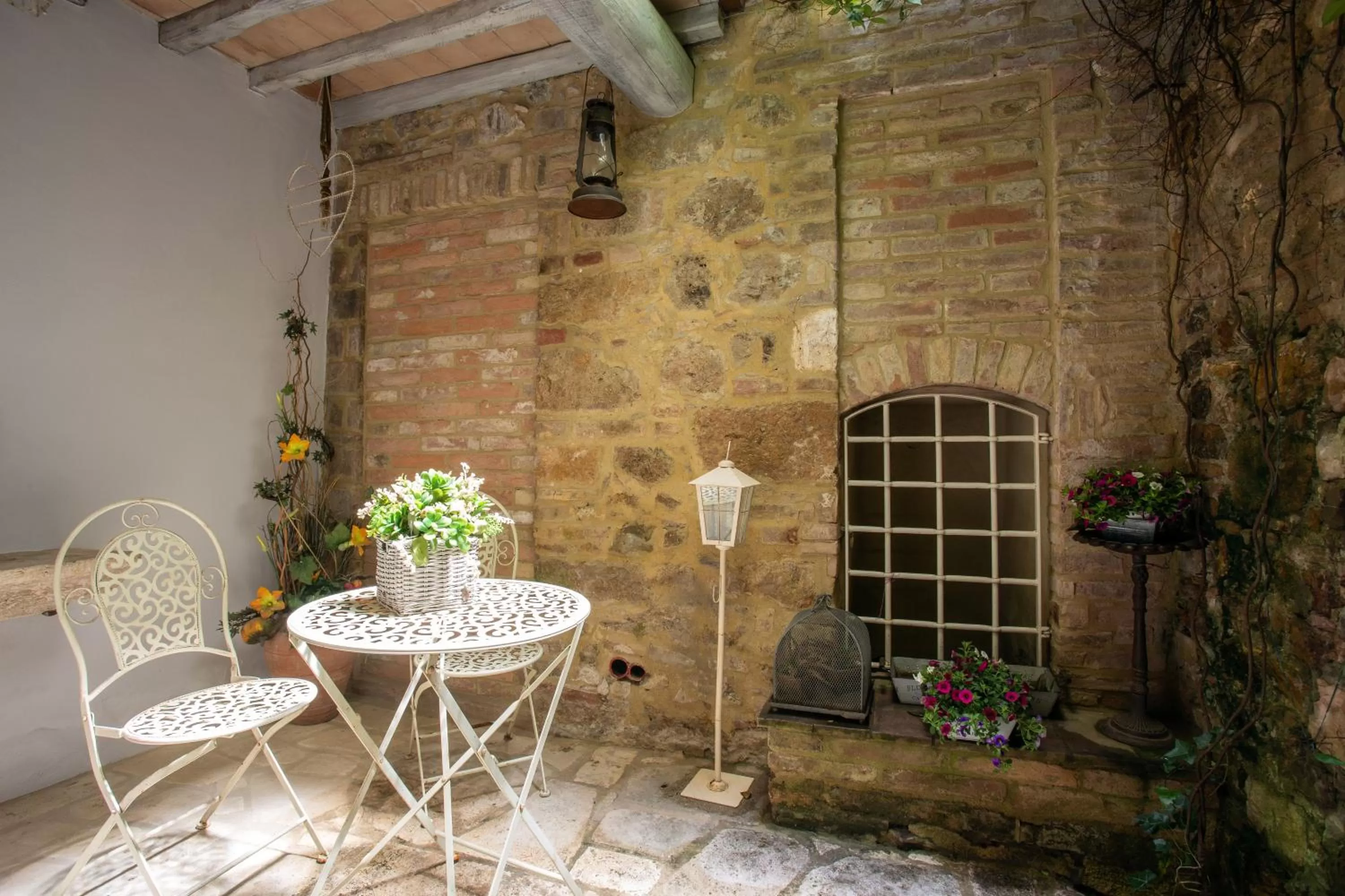 Decorative detail in TORRE GIARDINO SEGRETO B&B- Borgo Capitano Collection - Albergo diffuso