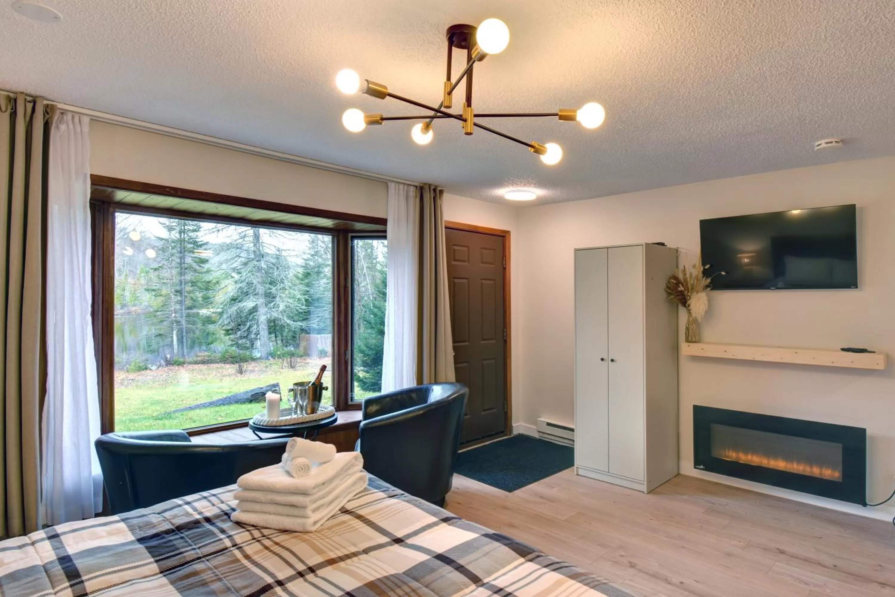 Bed in Hotel Le Petit Lac Sainte-Adèle