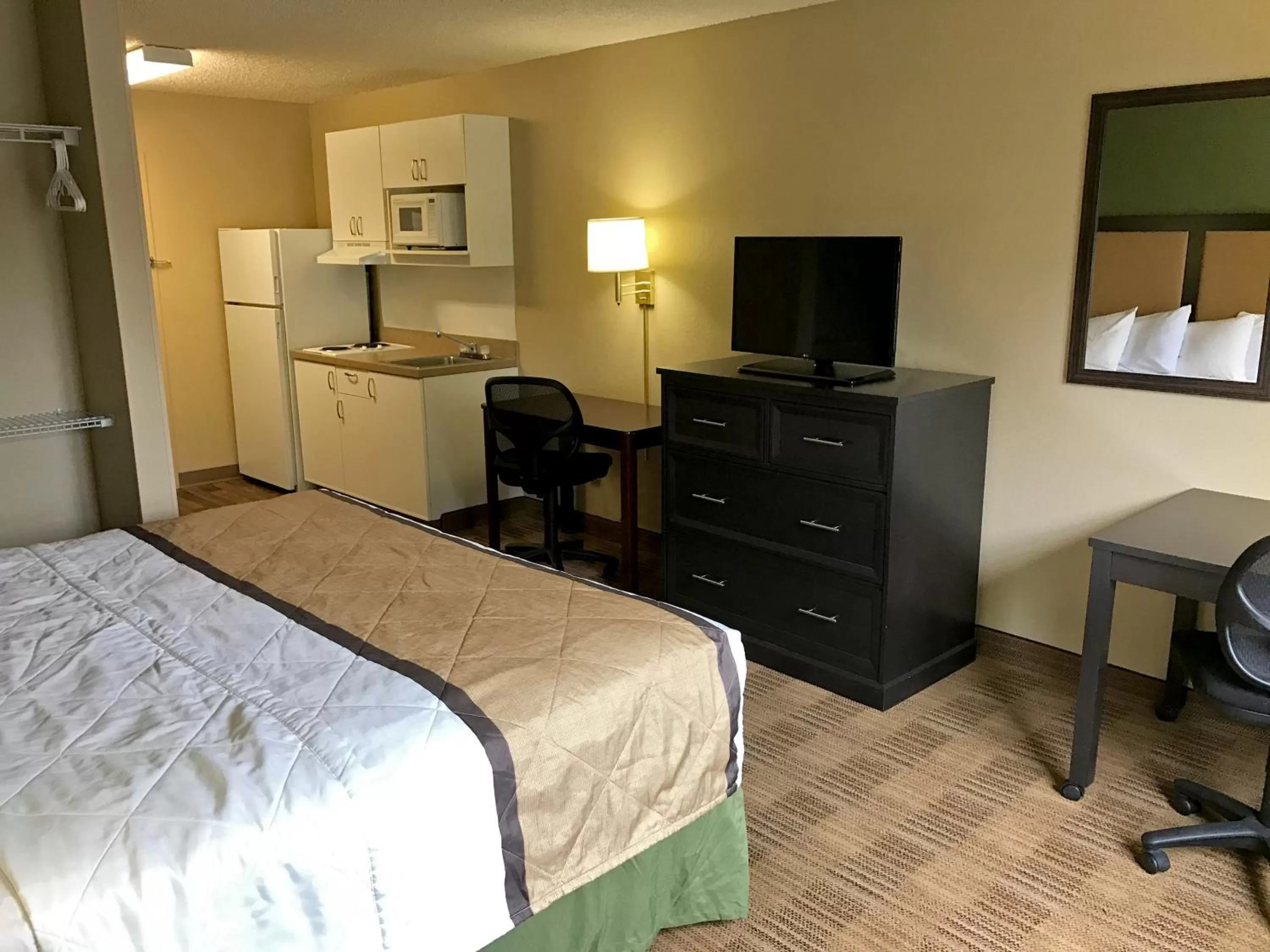 TV and multimedia, Bed in Extended Stay America Select Suites - Detroit - Farmington Hills