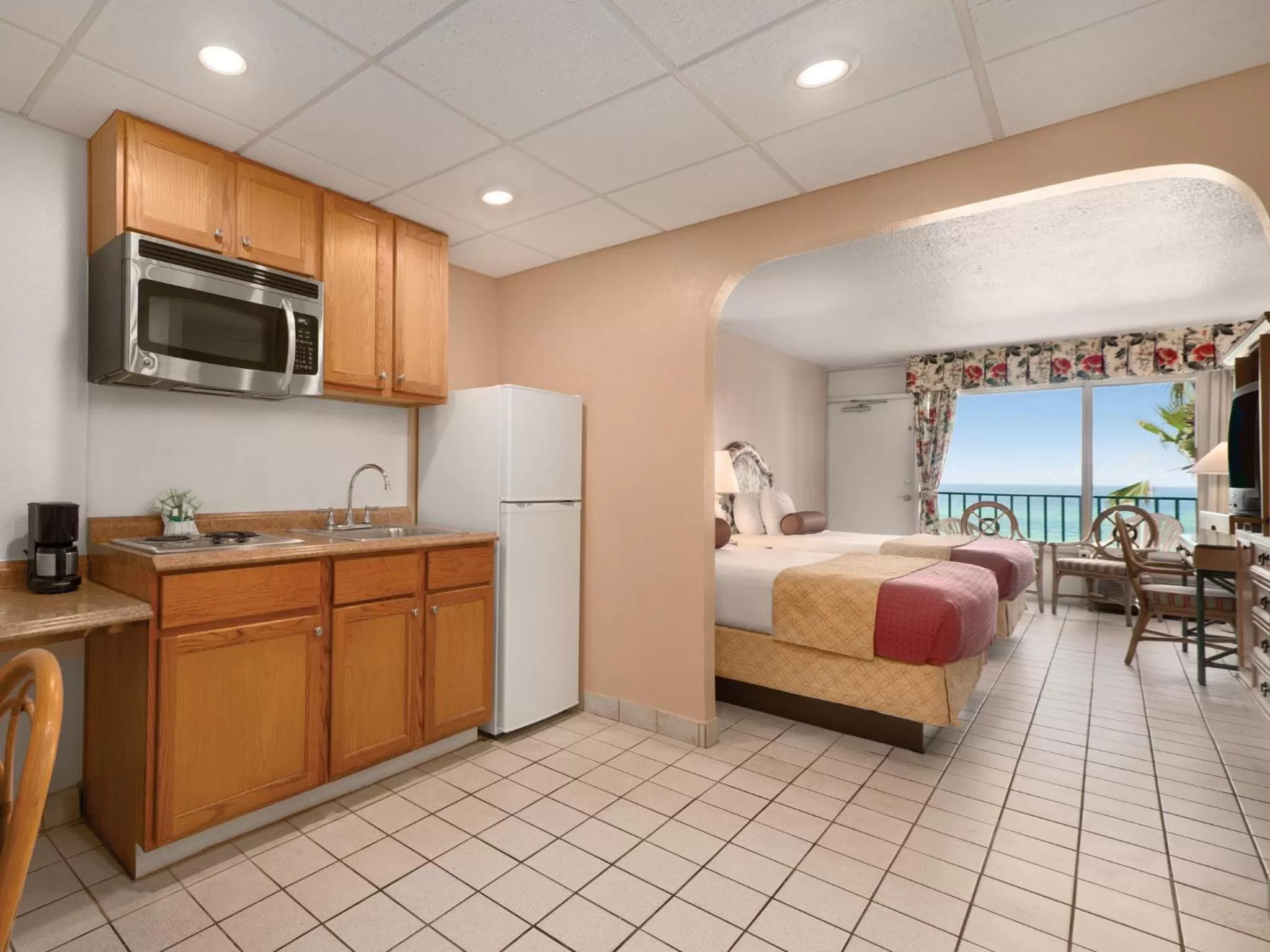 Kitchen or kitchenette, Bed in Days Inn by Wyndham Panama City Beach Beachfront Resort