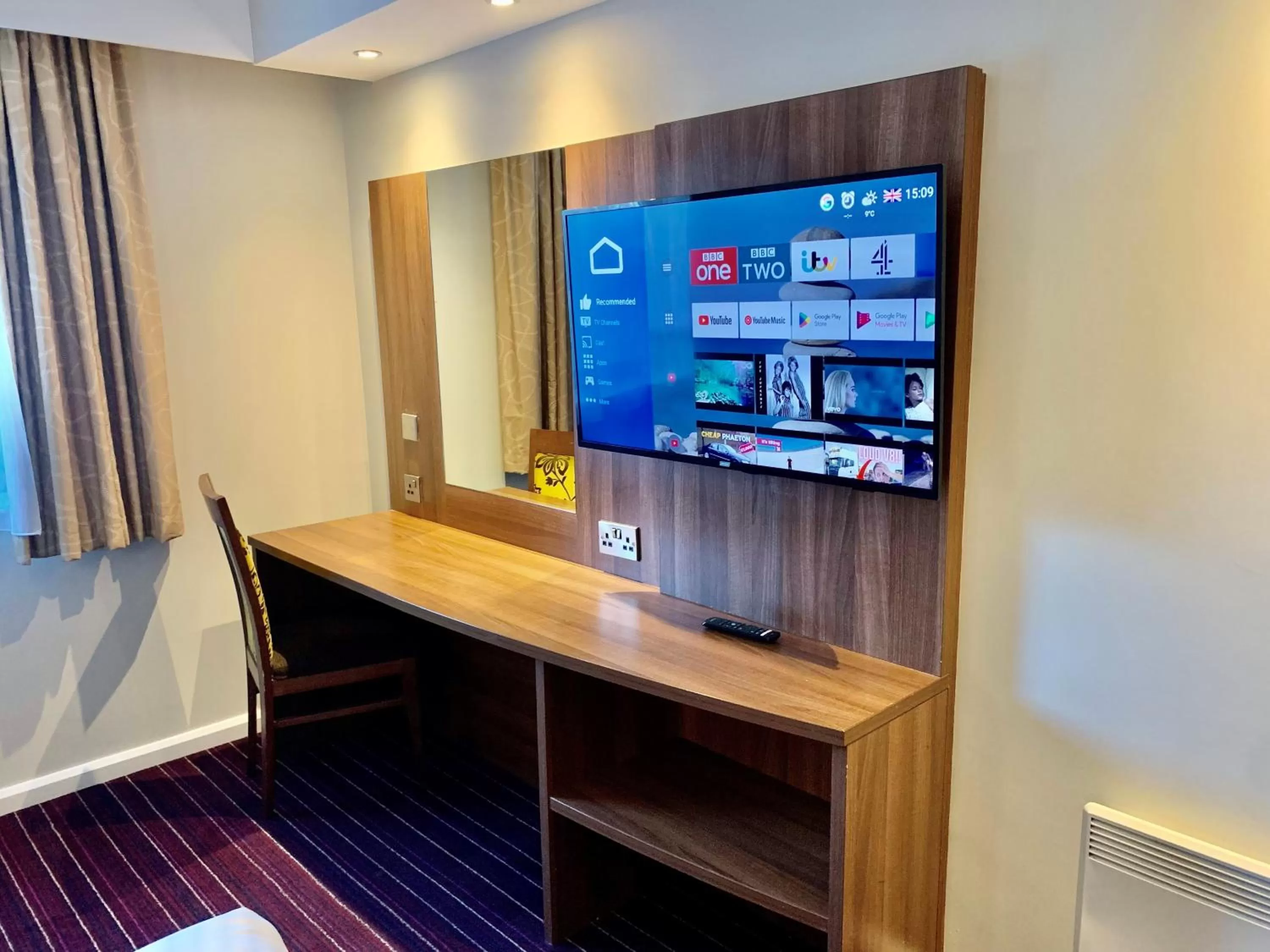 TV and multimedia in Days Inn Wetherby