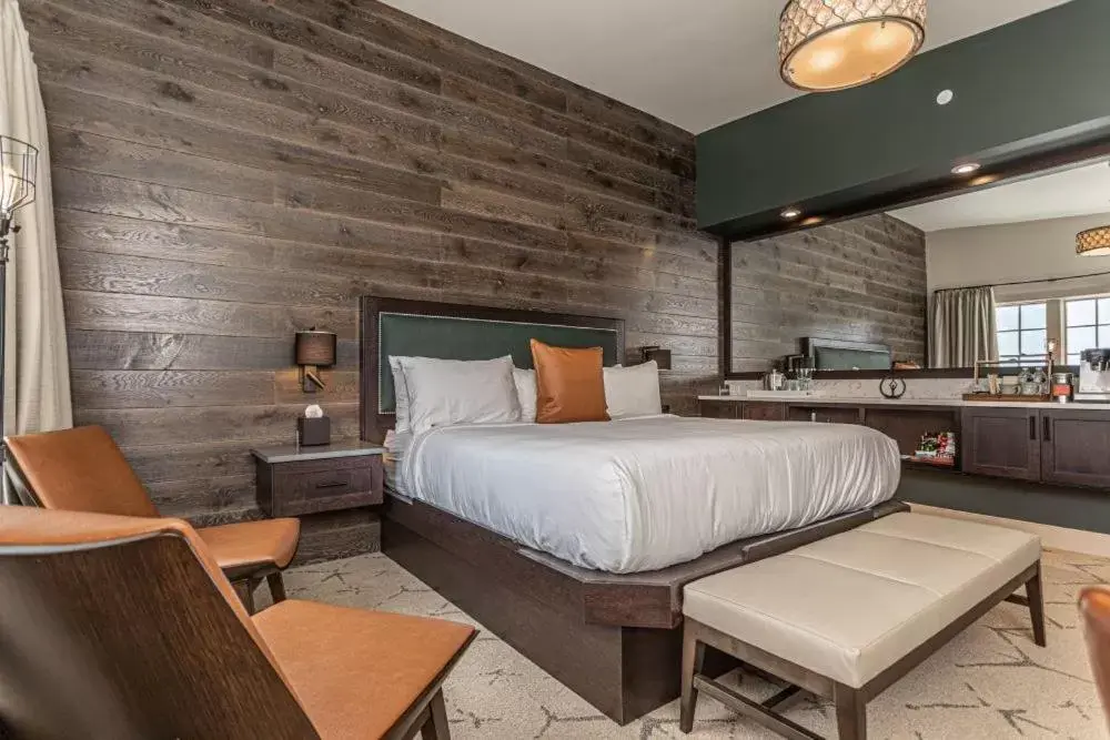 King Room in Ghost Light Inn King Room in Ghost Light Inn