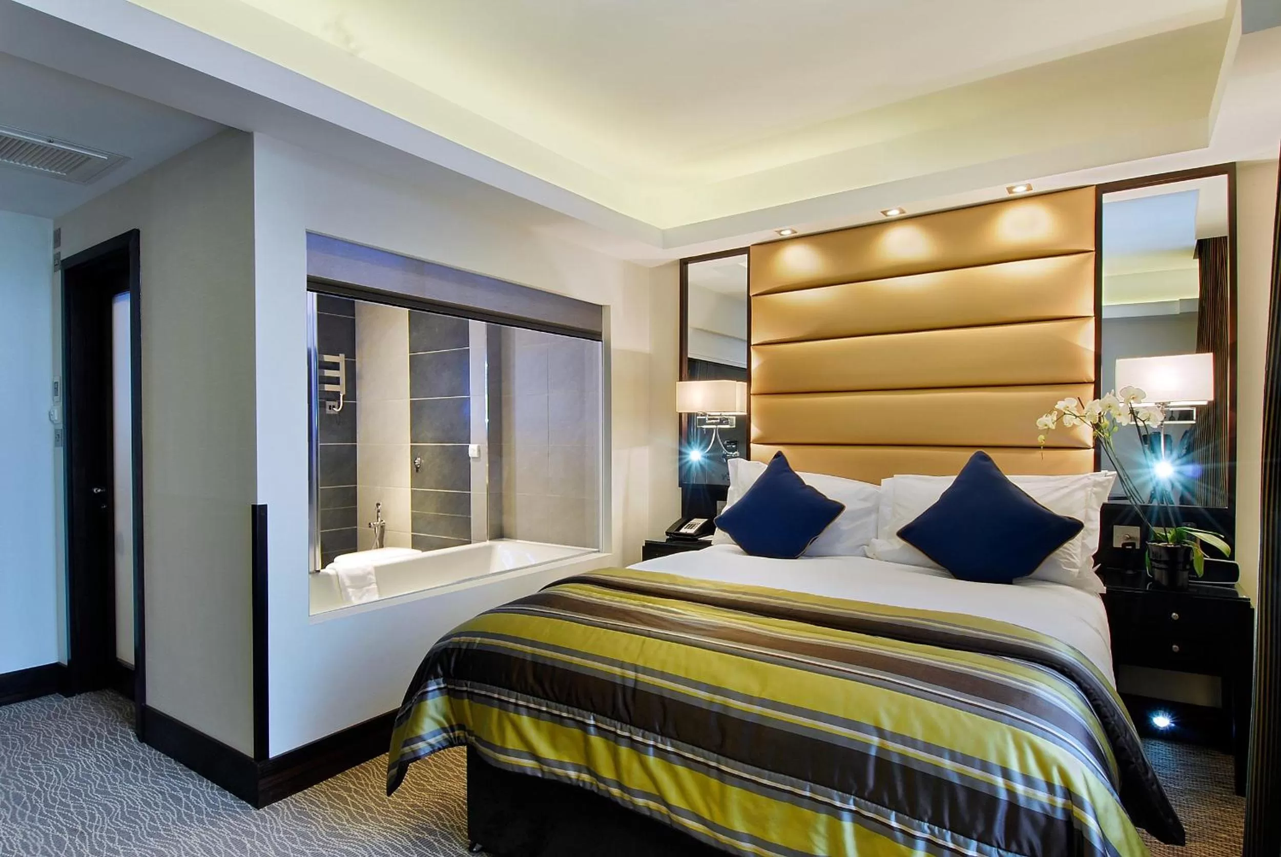 Bedroom, Bed in Park Grand Mayfair