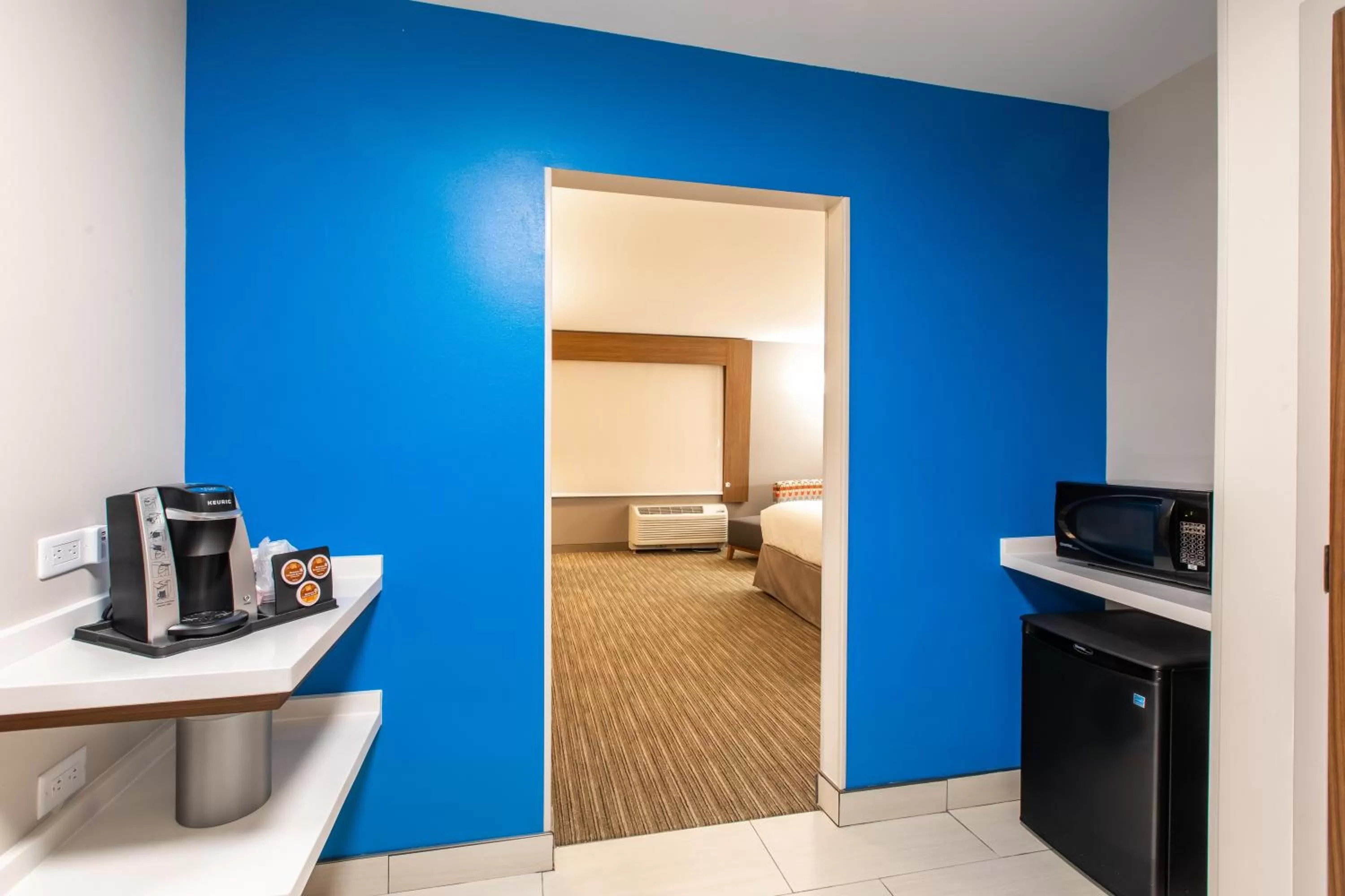 Photo of the whole room, Bed in Holiday Inn Express & Suites Greenville S - Piedmont by IHG
