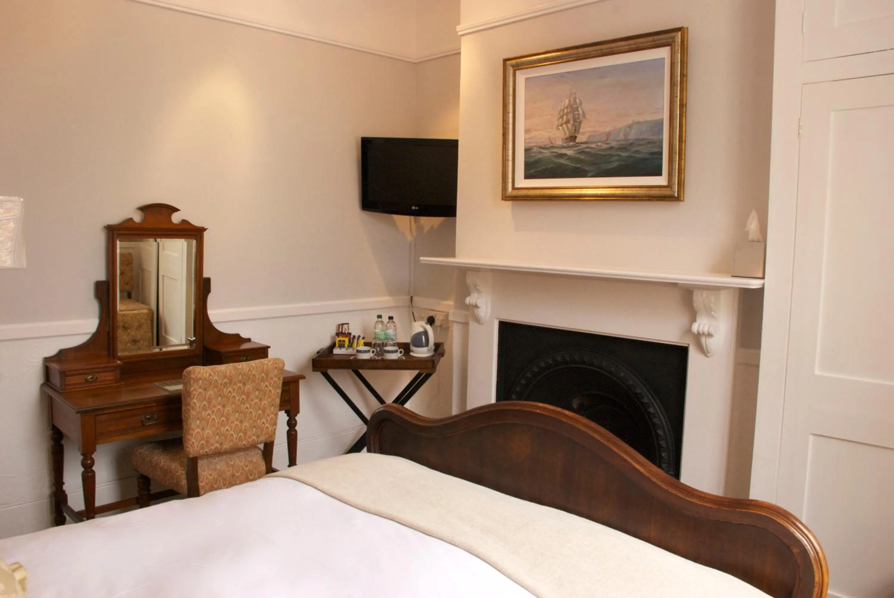 Bedroom, Bed in Chantry Hotel