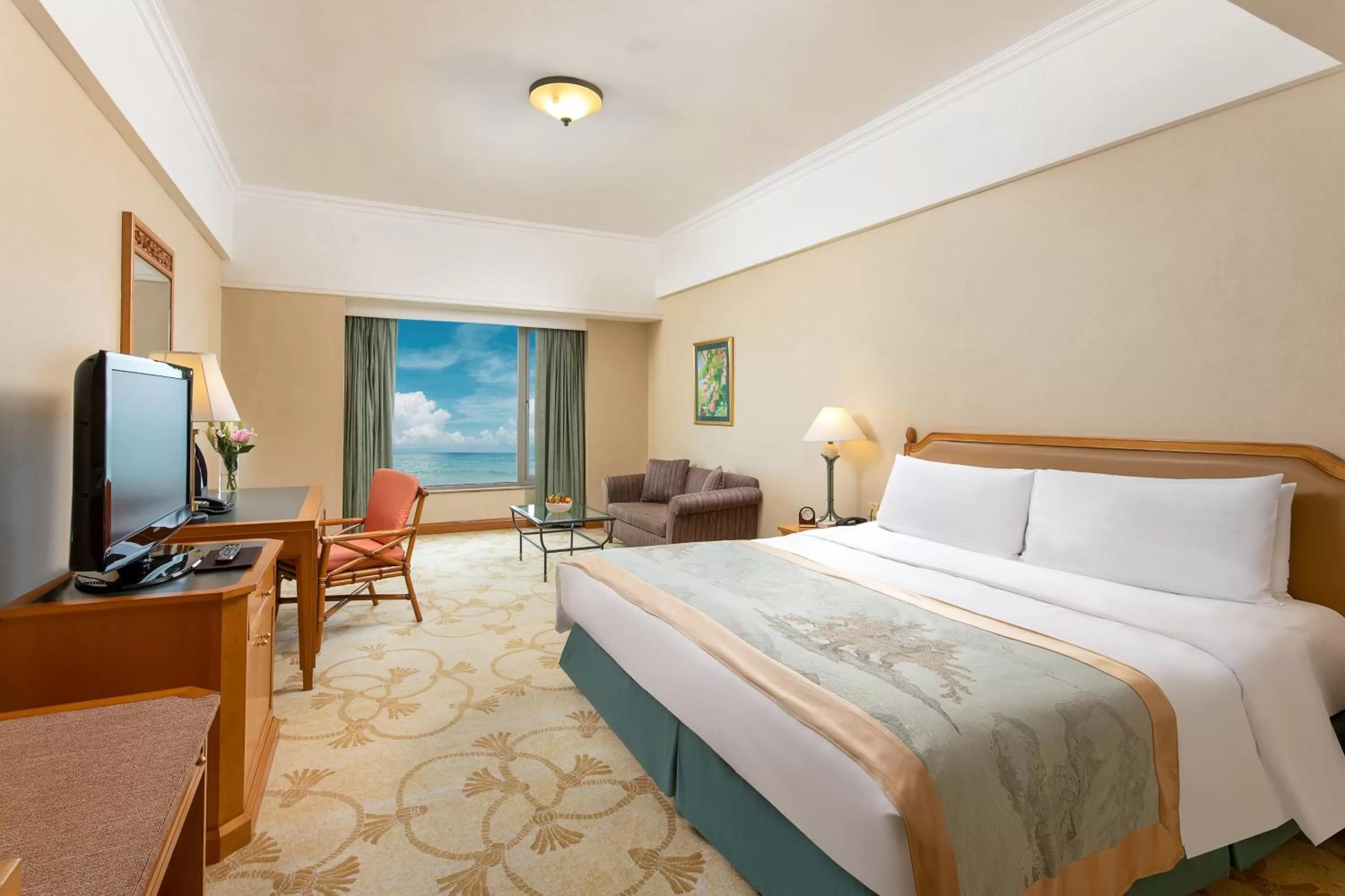 Photo of the whole room, Bed in Shangri-La Beihai