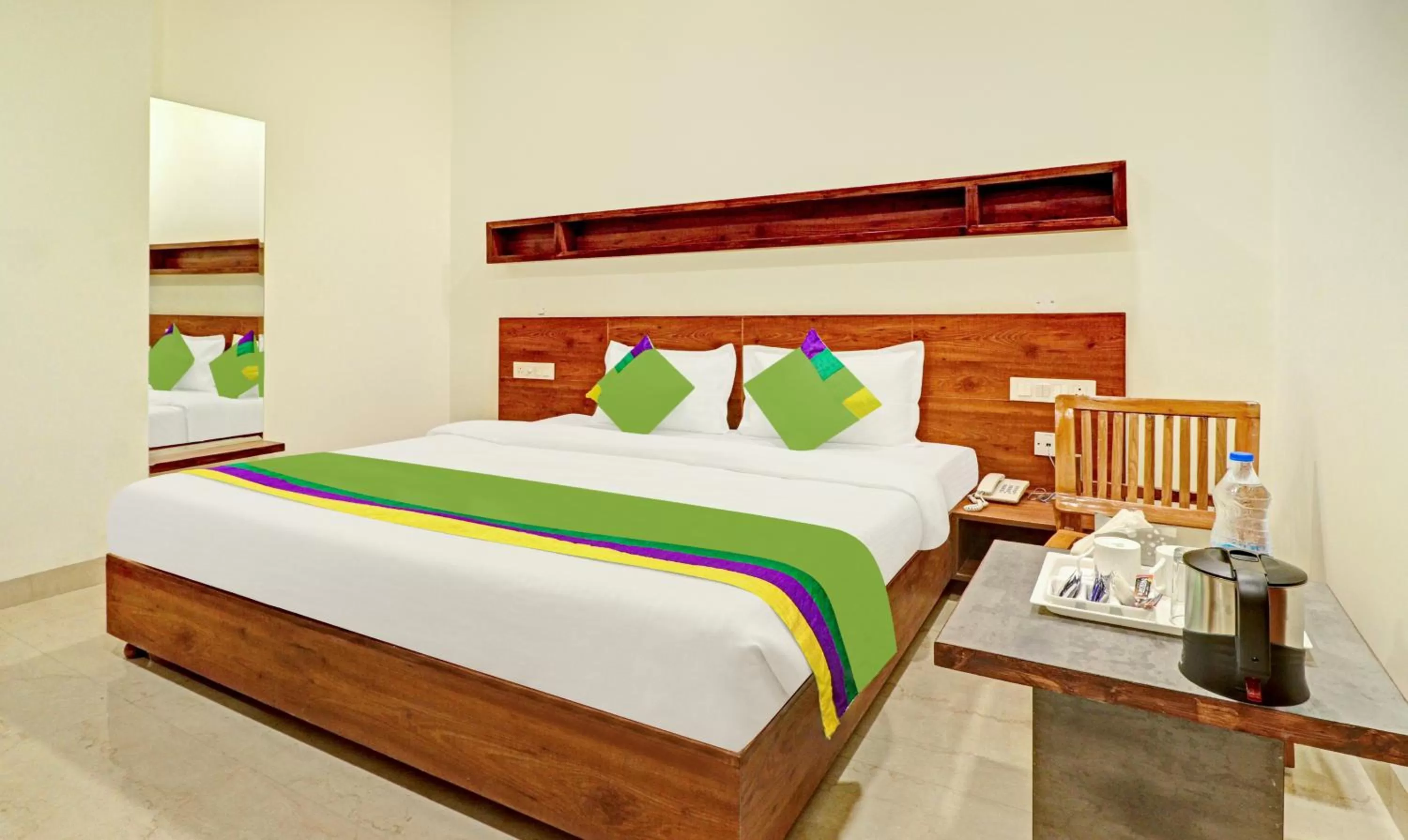 Photo of the whole room, Bed in Treebo Delmont