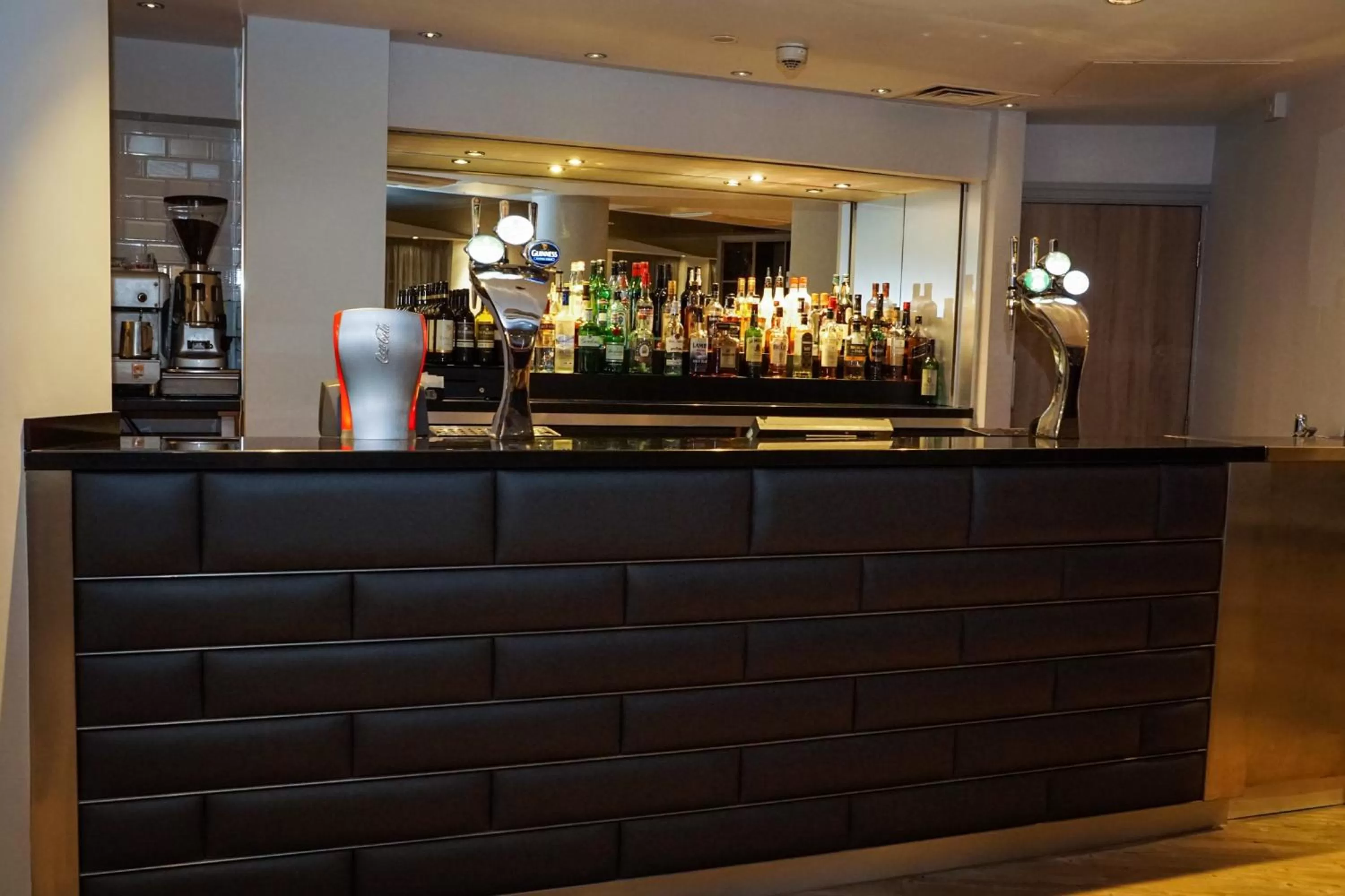 Lounge or bar in Holiday Inn Ellesmere Port/Cheshire Oaks by IHG