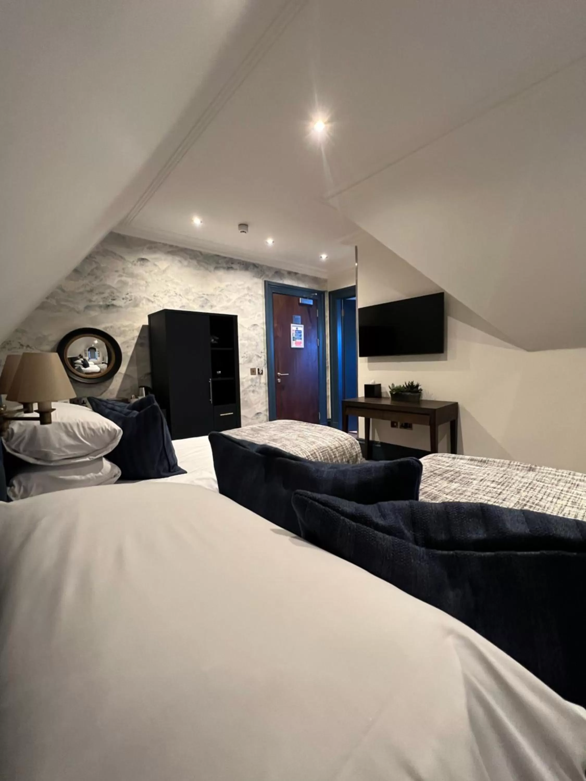 Bedroom, Bed in Lynnhurst Hotel