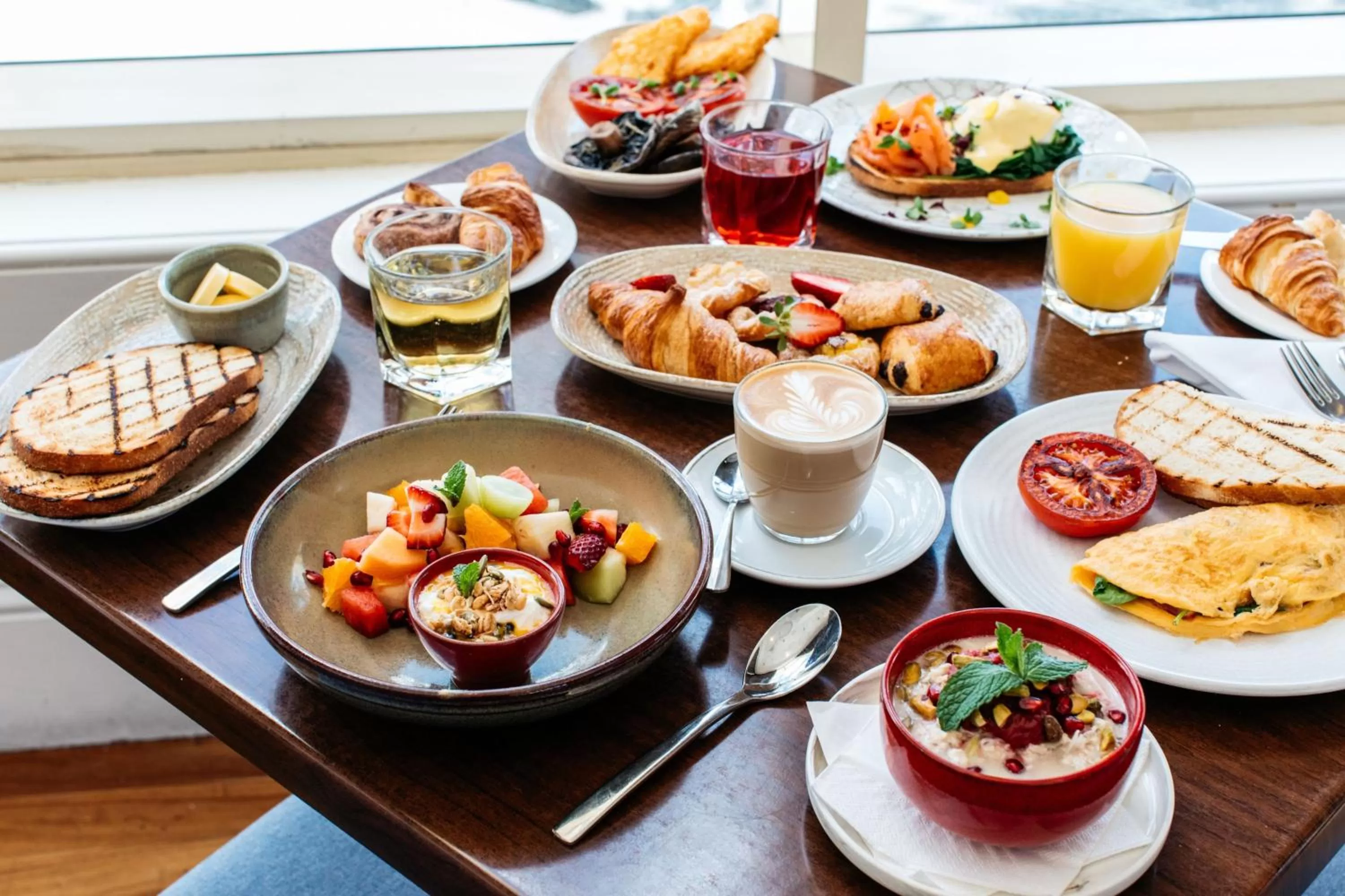 Restaurant/places to eat in Crowne Plaza Terrigal Pacific by IHG