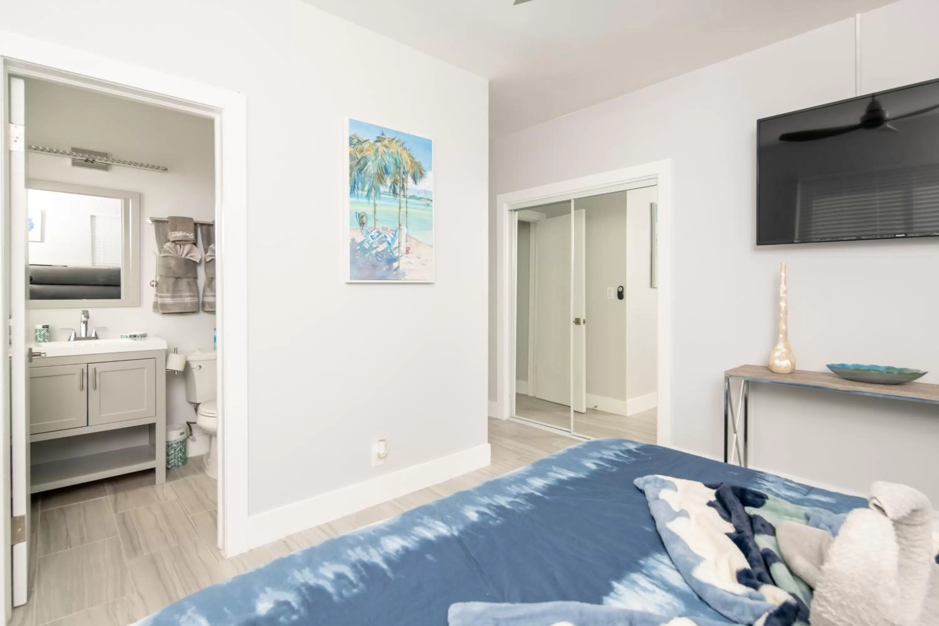 Bathroom, Bed in The Surf Hollywood Beach