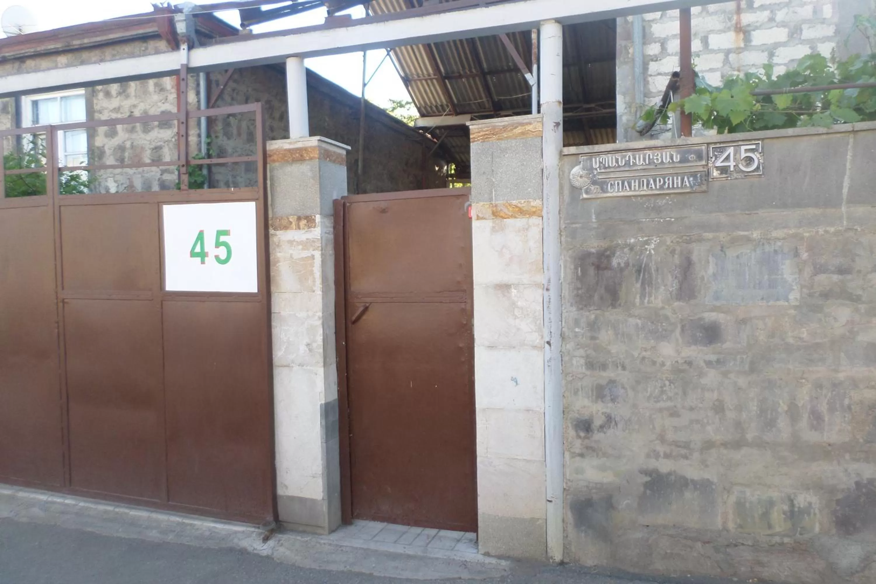 Facade/entrance in Spandaryan House