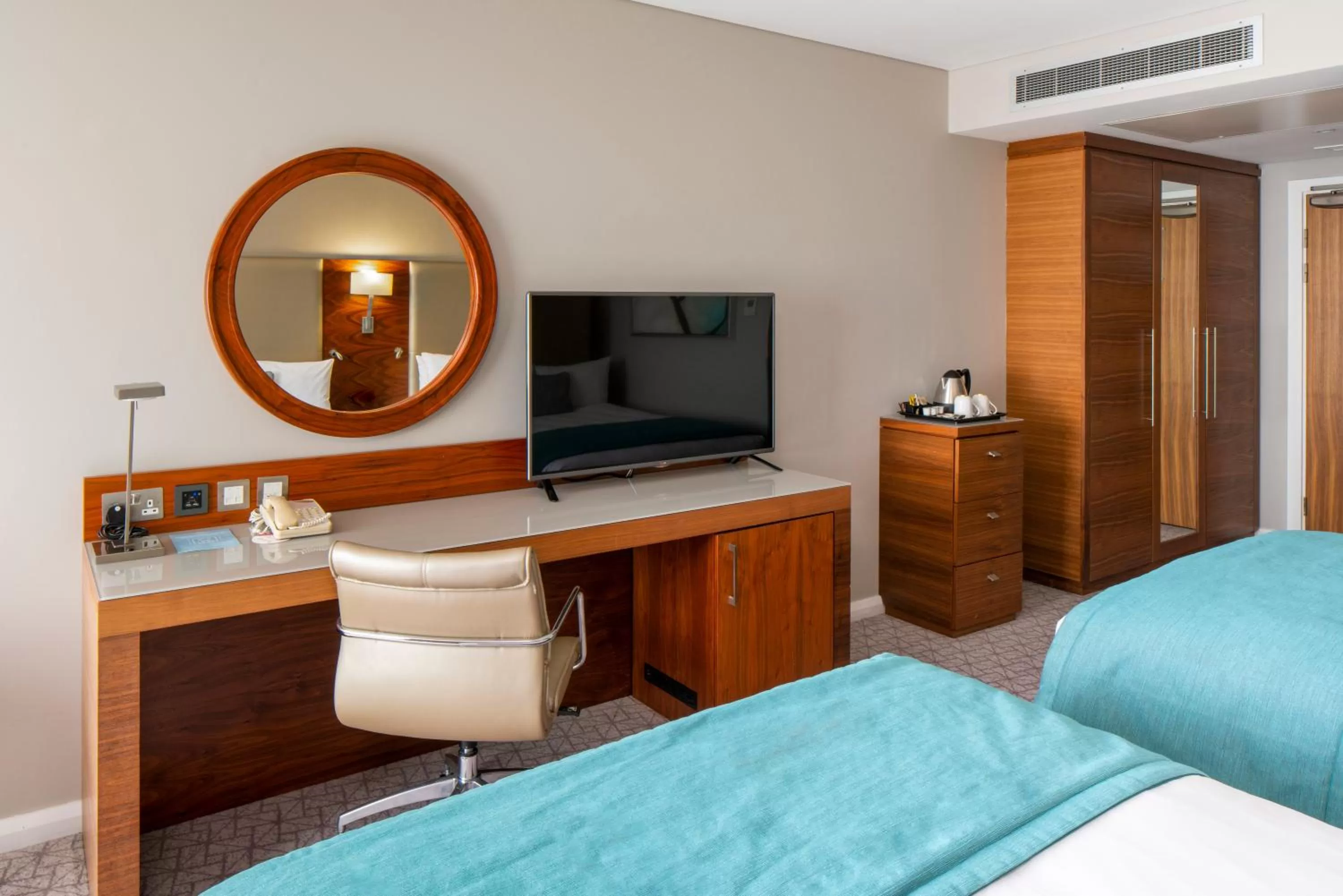 TV and multimedia, Bed in Crowne Plaza London - Docklands by IHG