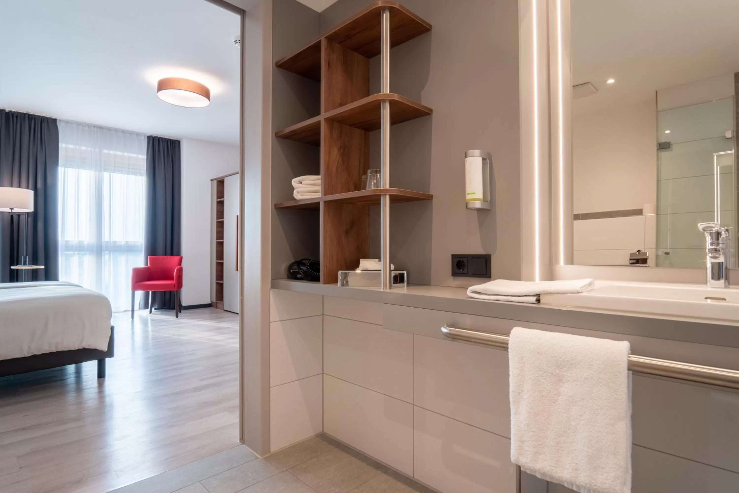 Bathroom, Bed in Hotel INCLUDiO