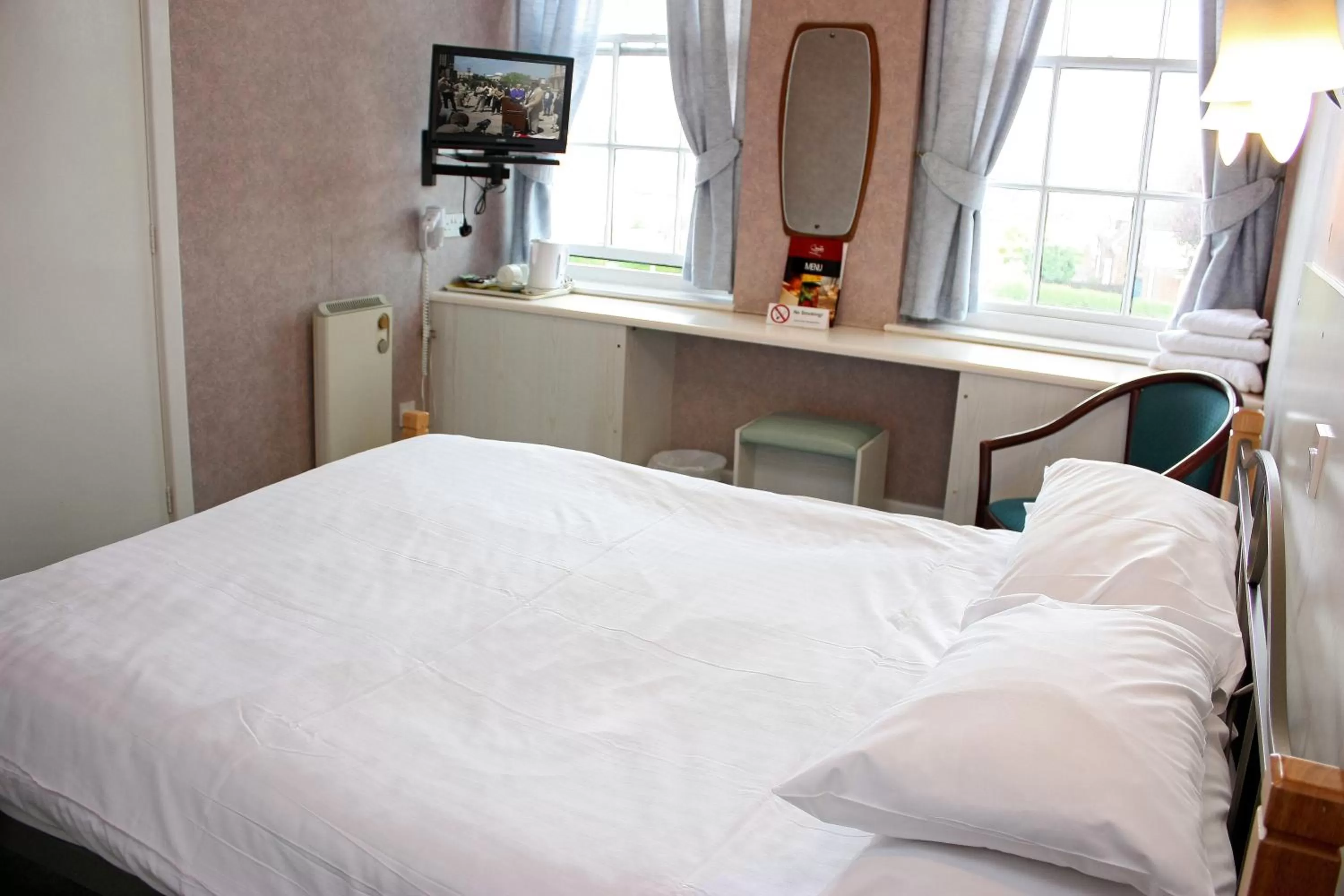 Photo of the whole room, Bed in The Raven Hotel