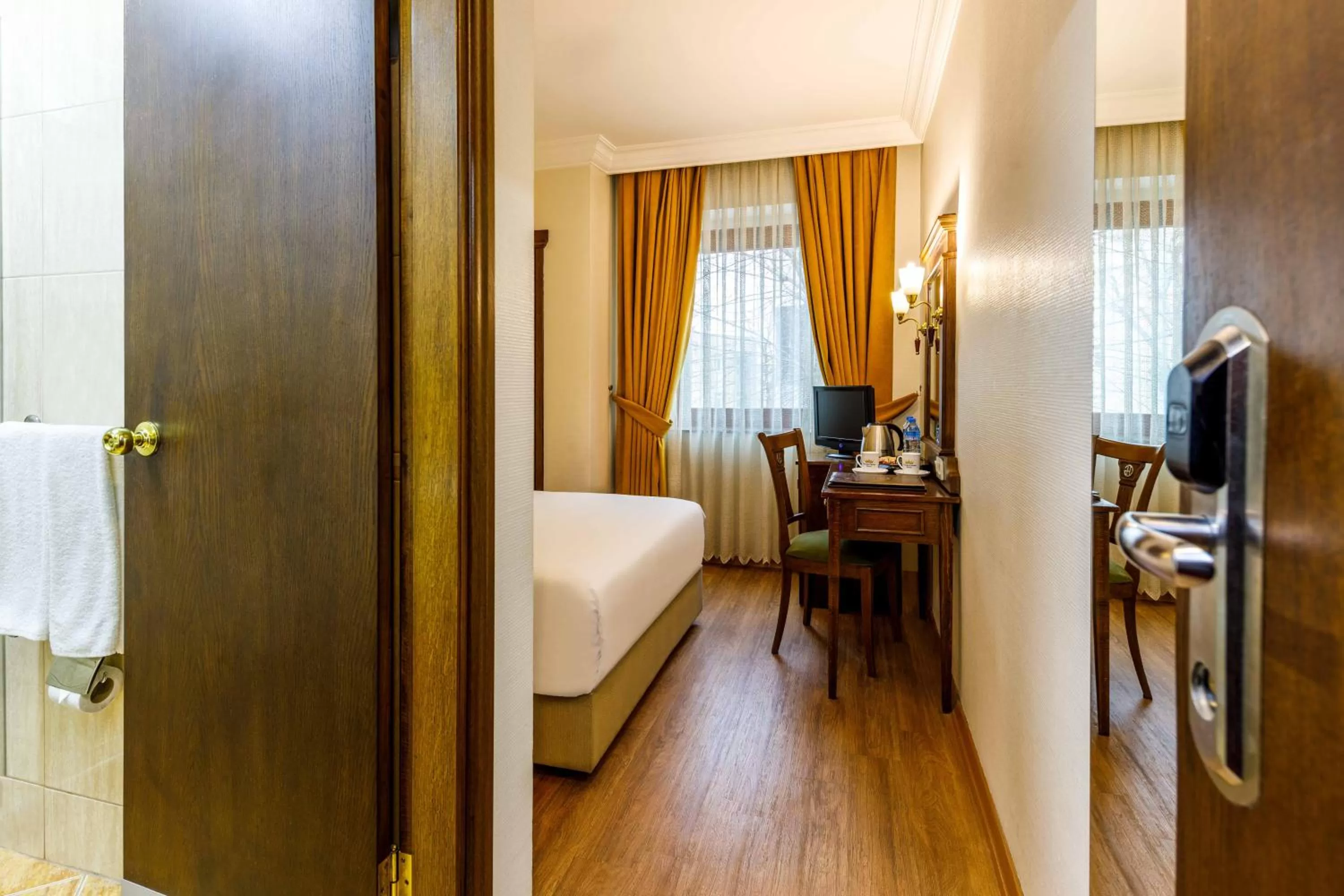 Living room, Bed in Golden Crown Hotel