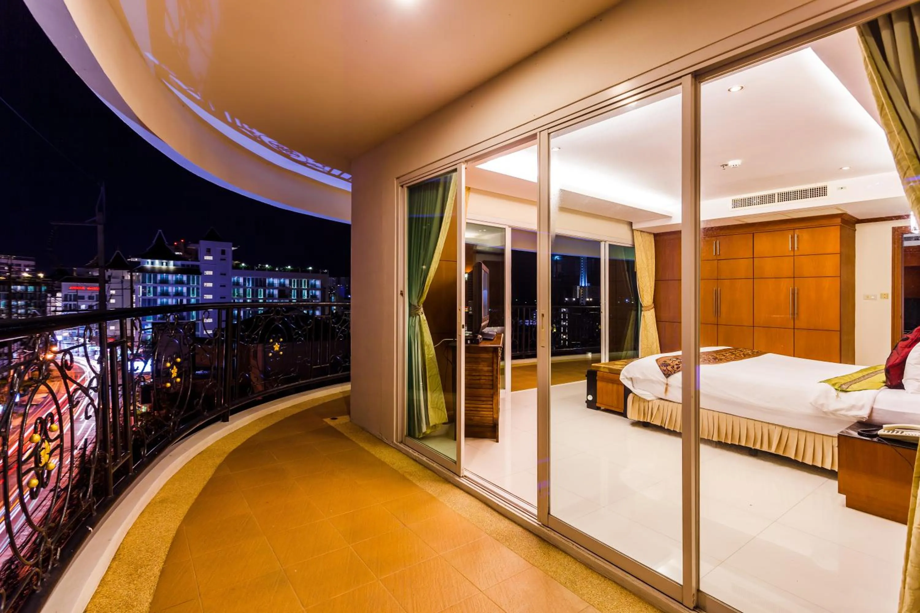 Balcony/Terrace, Bed in Tara Court Hotel