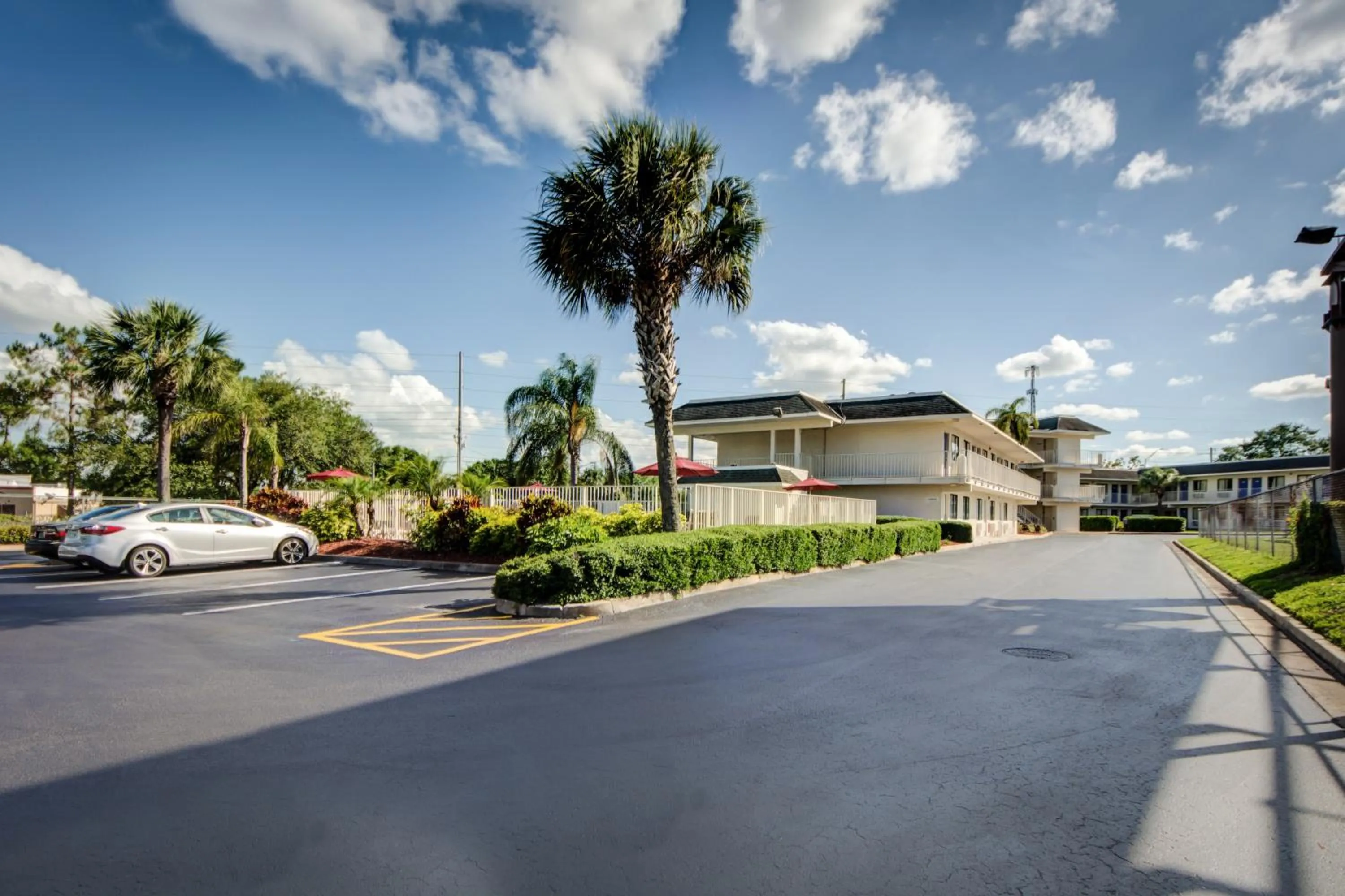 Facade/entrance in Motel 6-Lakeland, FL