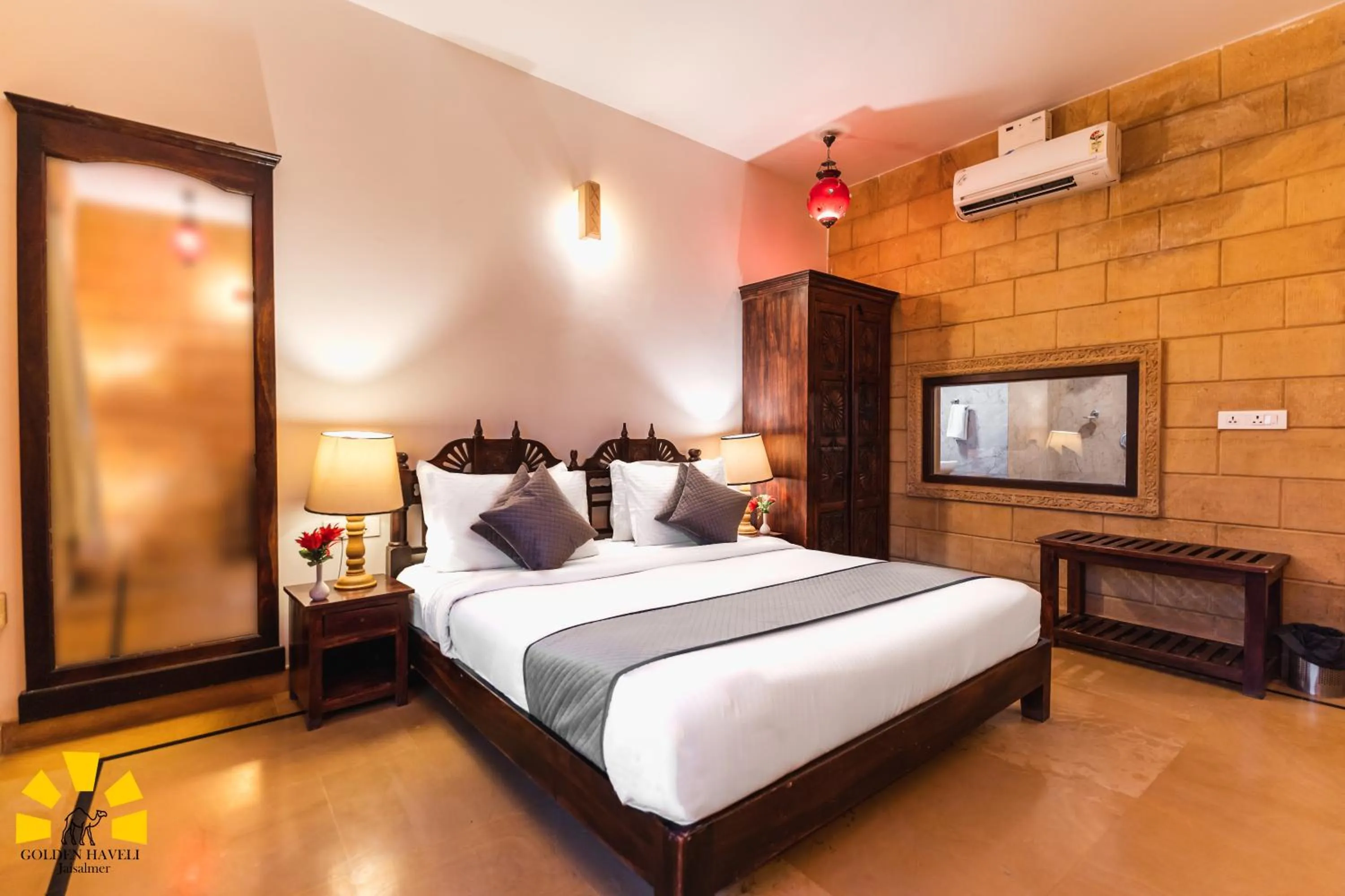 Bed in Hotel Golden Haveli