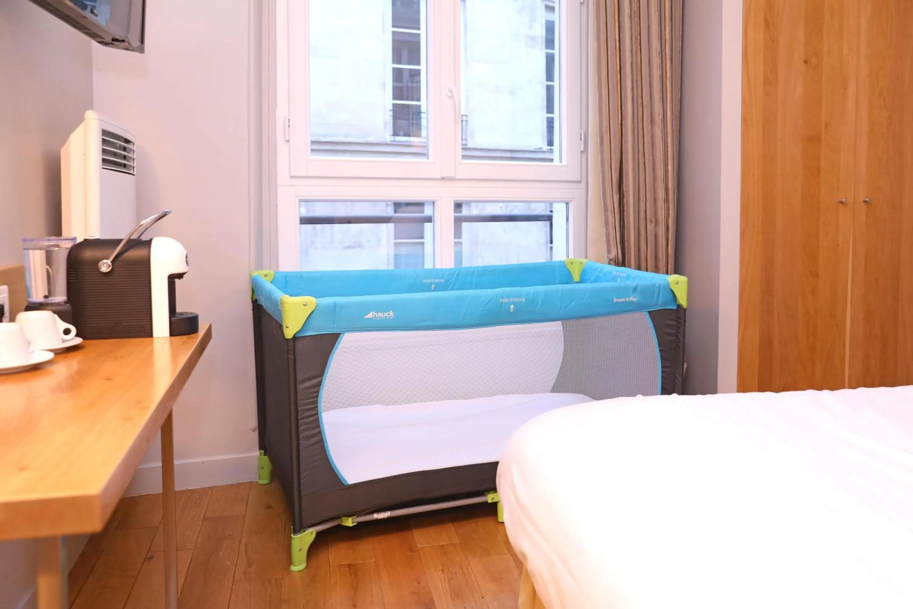 cot, Bed in Hôtel Louvre Richelieu